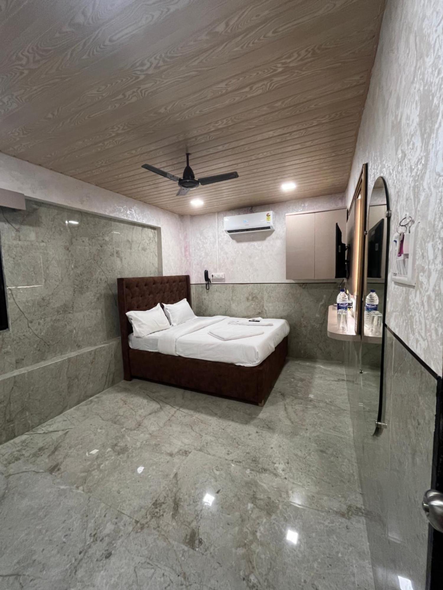 Newyork By Stayzy Hotel 3*