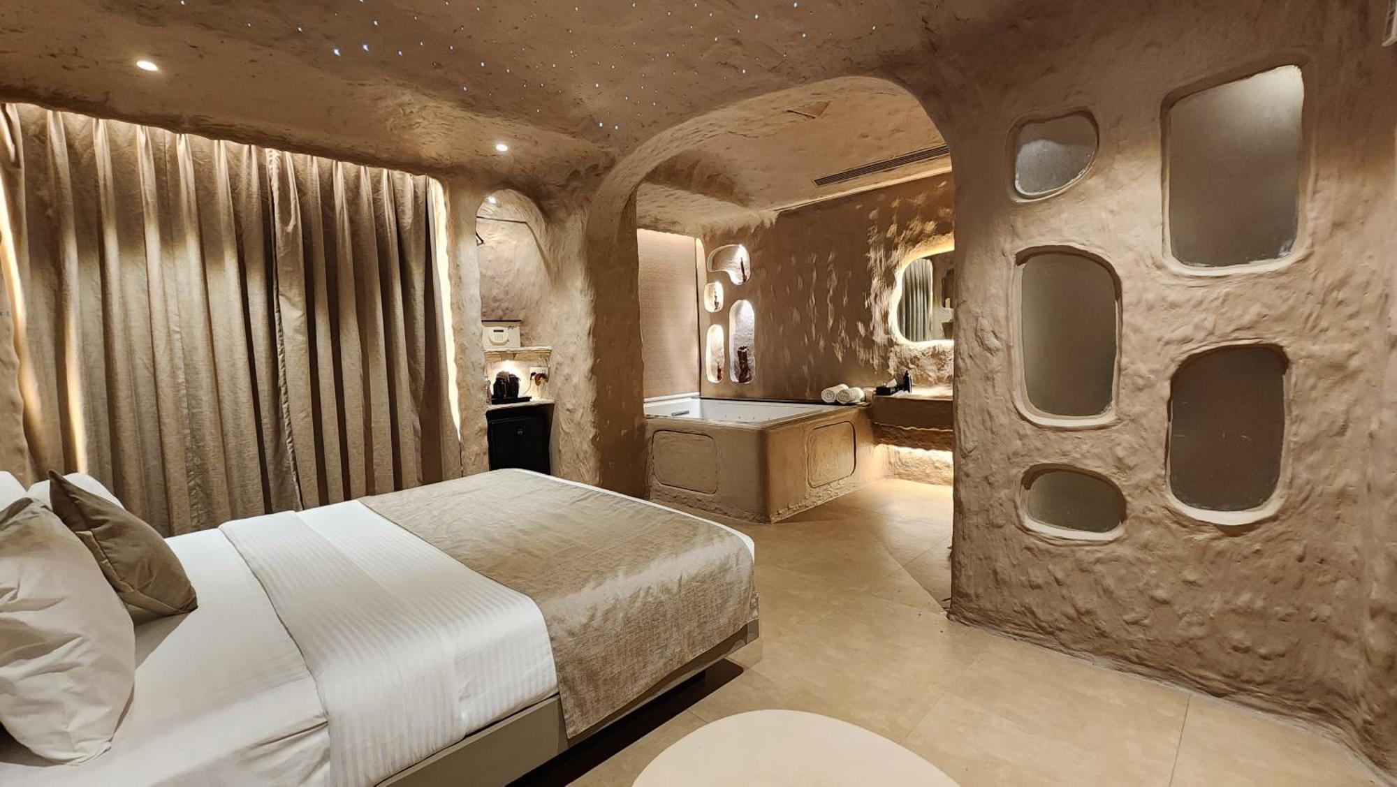 Dragonfly - The Art Hotel