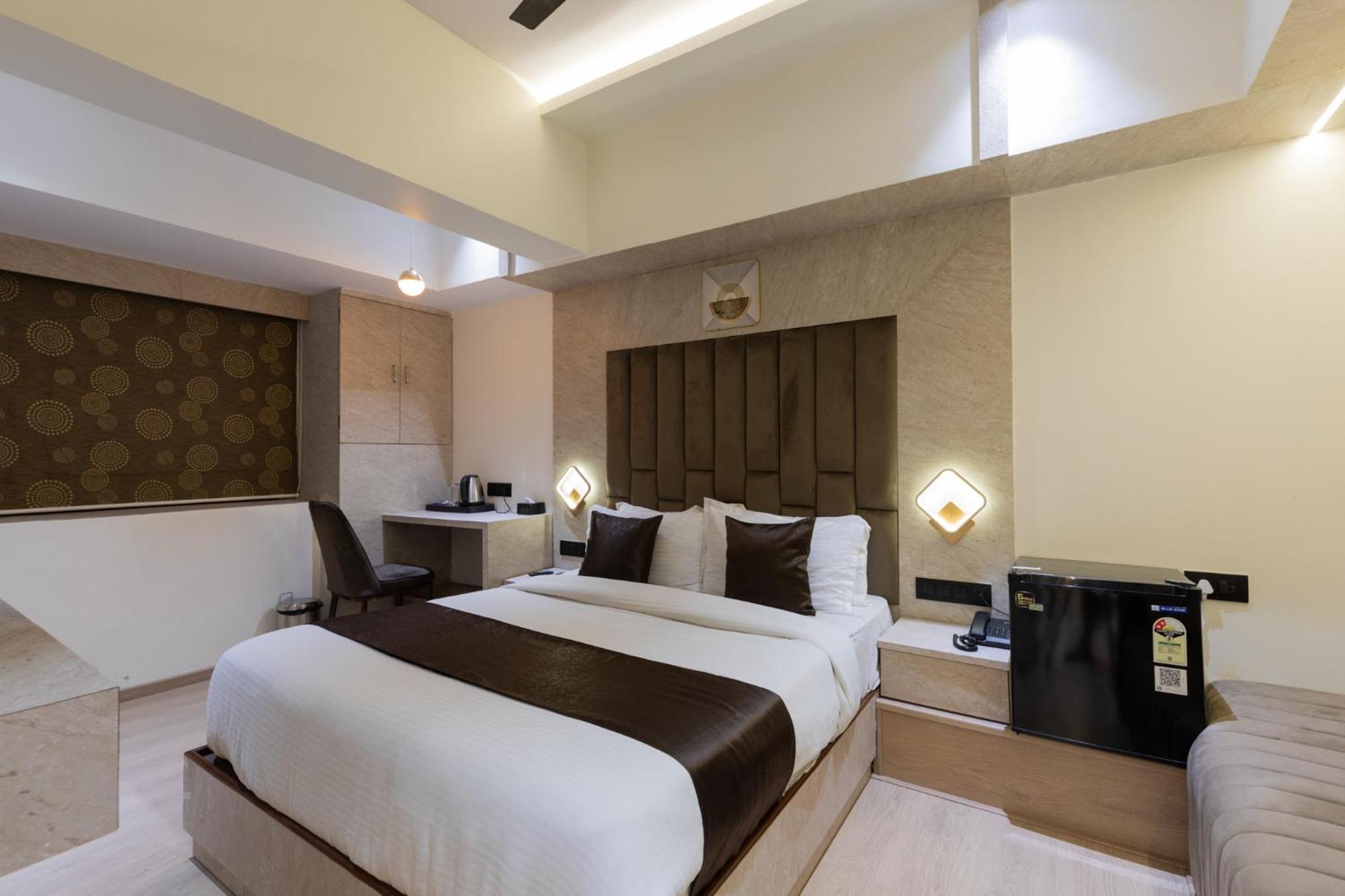 Larmont Luxury Hotel 3*