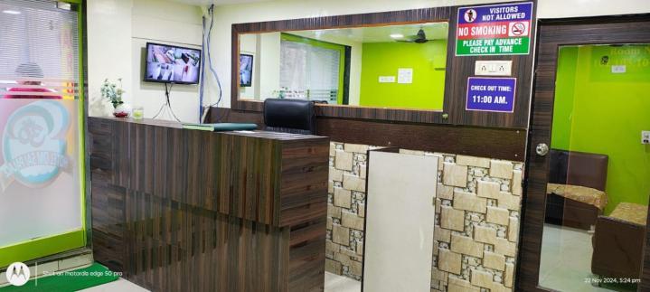 Om Sai Palace Hotel *