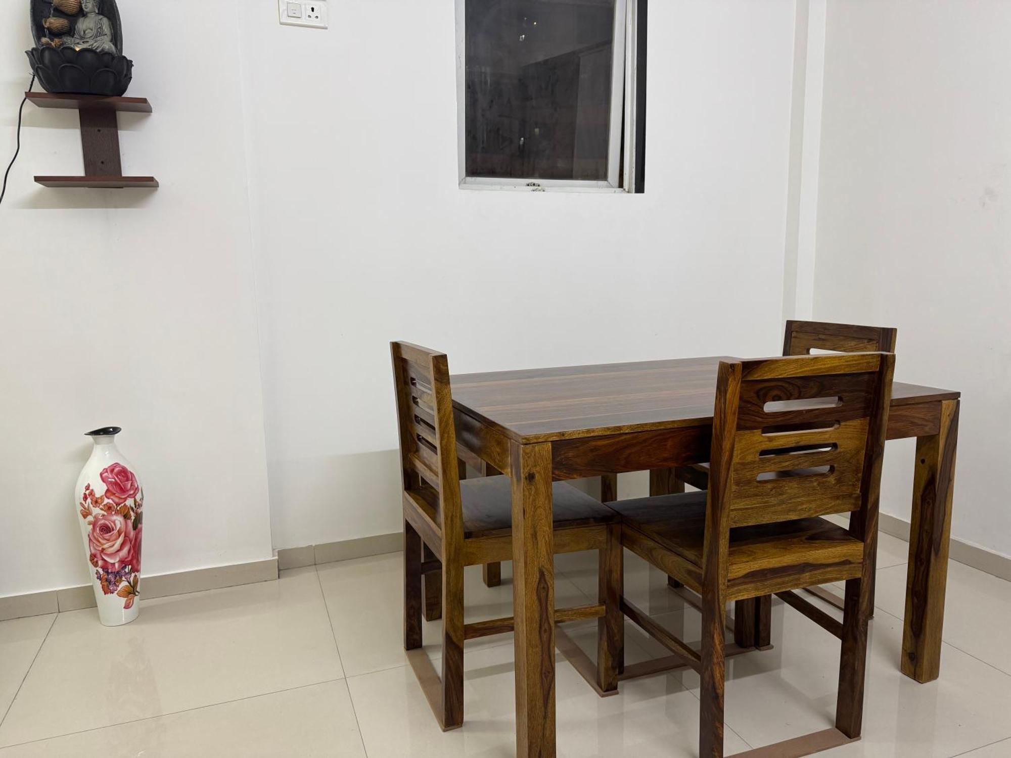 Luna Spaces- Near International Airport Guest house *