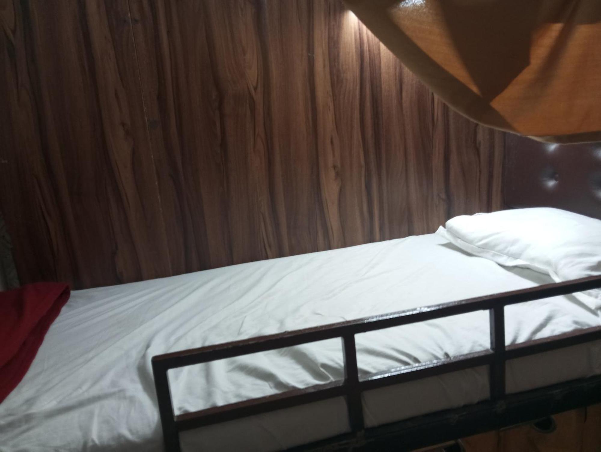 Hotel Golden View Near Masjid Bander Station Mumbai