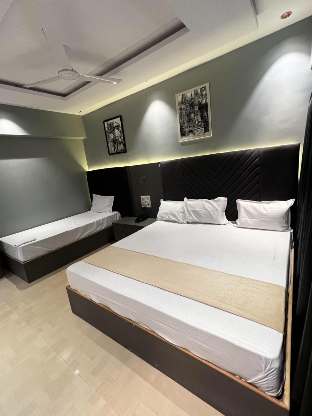 Dhanvantari Luxury Near Kokilaben Dhirubhai Ambani Hospital