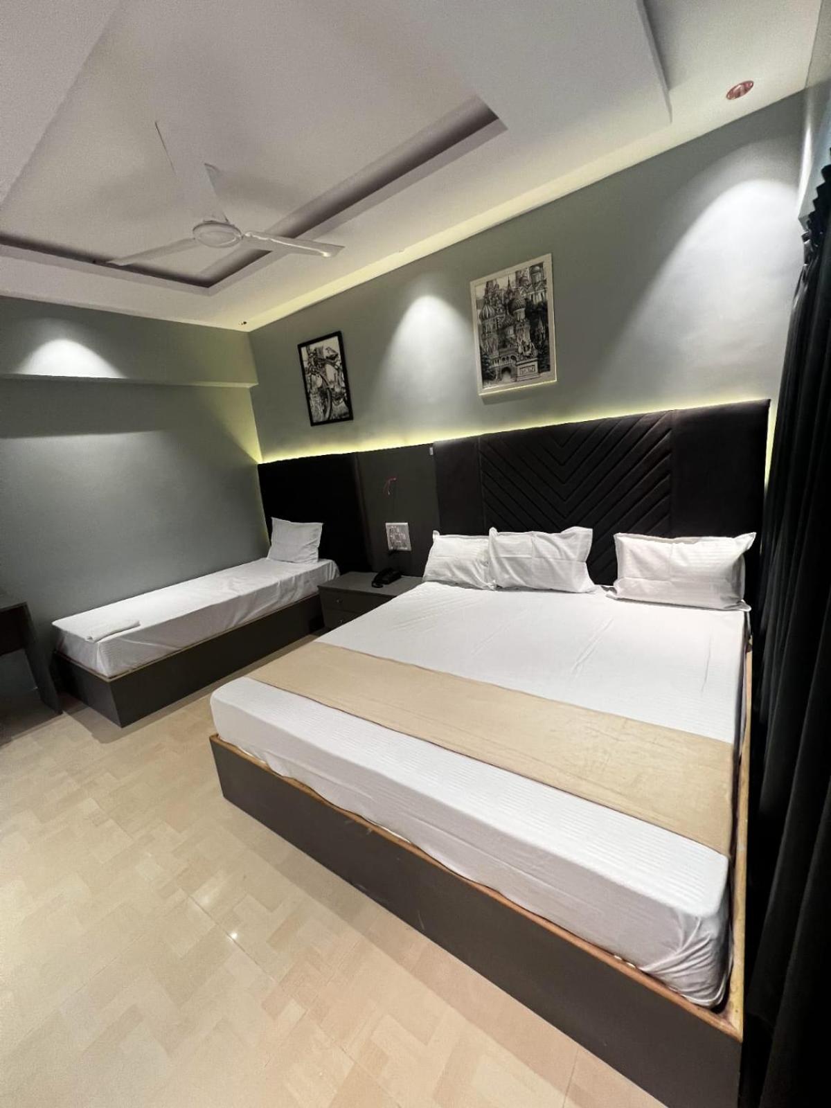 Dhanvantari Luxury Near Kokilaben Dhirubhai Ambani Hospital Hotel Mumbai