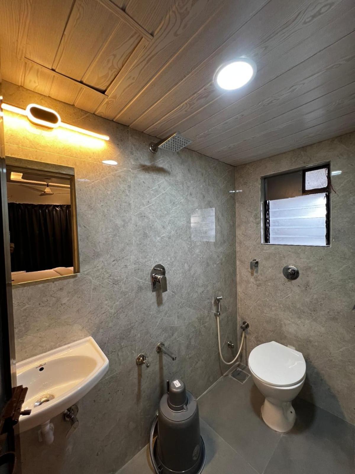 Dhanvantari Luxury Near Kokilaben Dhirubhai Ambani Hospital