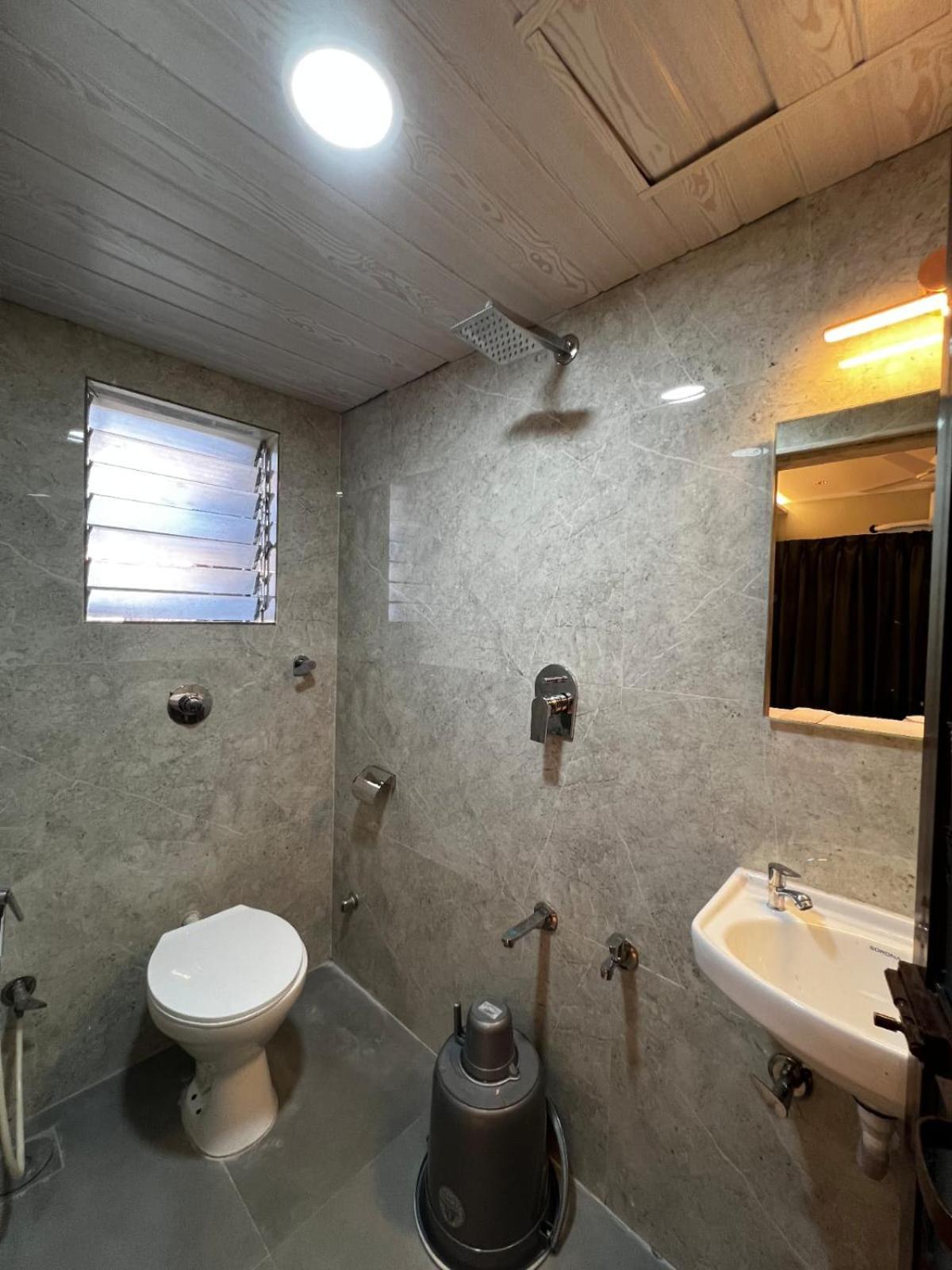 Hotel Dhanvantari Luxury Near Kokilaben Dhirubhai Ambani Hospital Mumbai