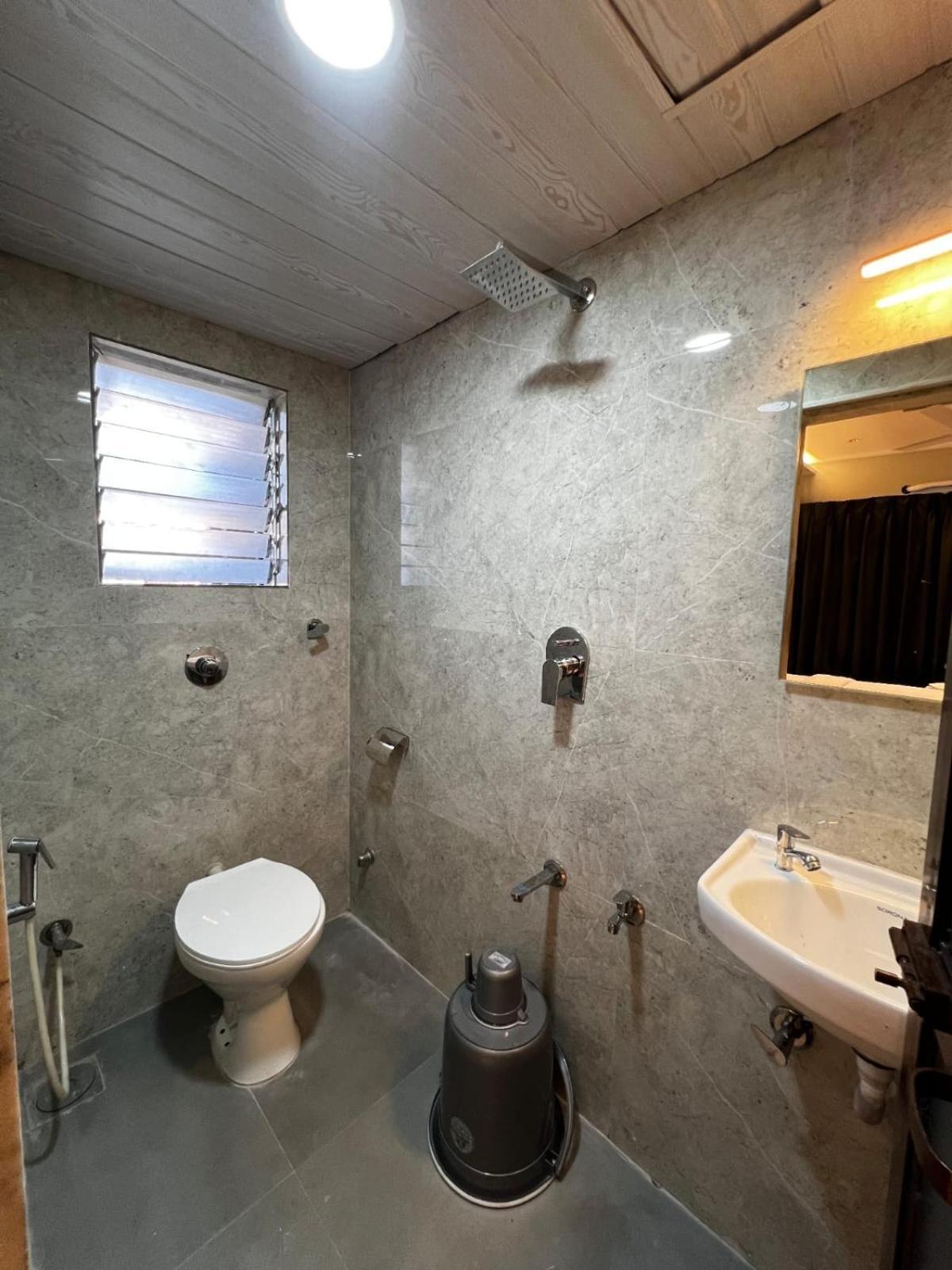 Hotel Dhanvantari Luxury Near Kokilaben Dhirubhai Ambani Hospital 3*