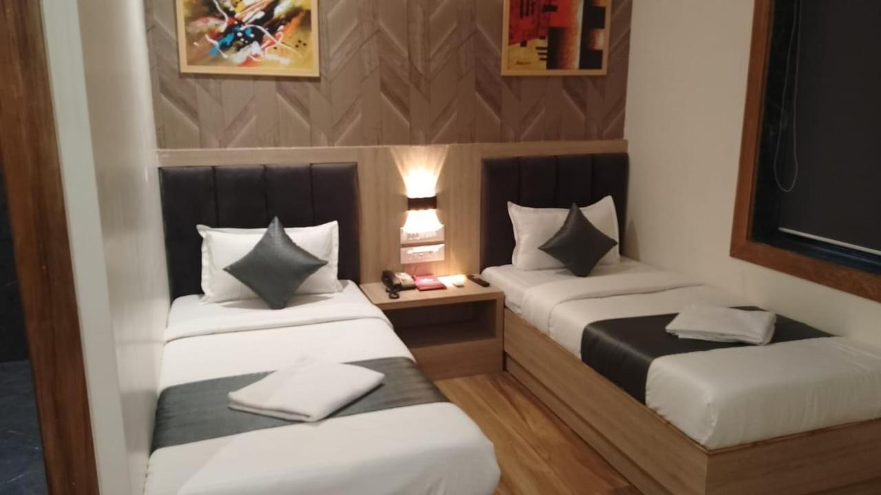 Guest house Glitz Riza - Nr Nesco Exhibition Centre Goregaon