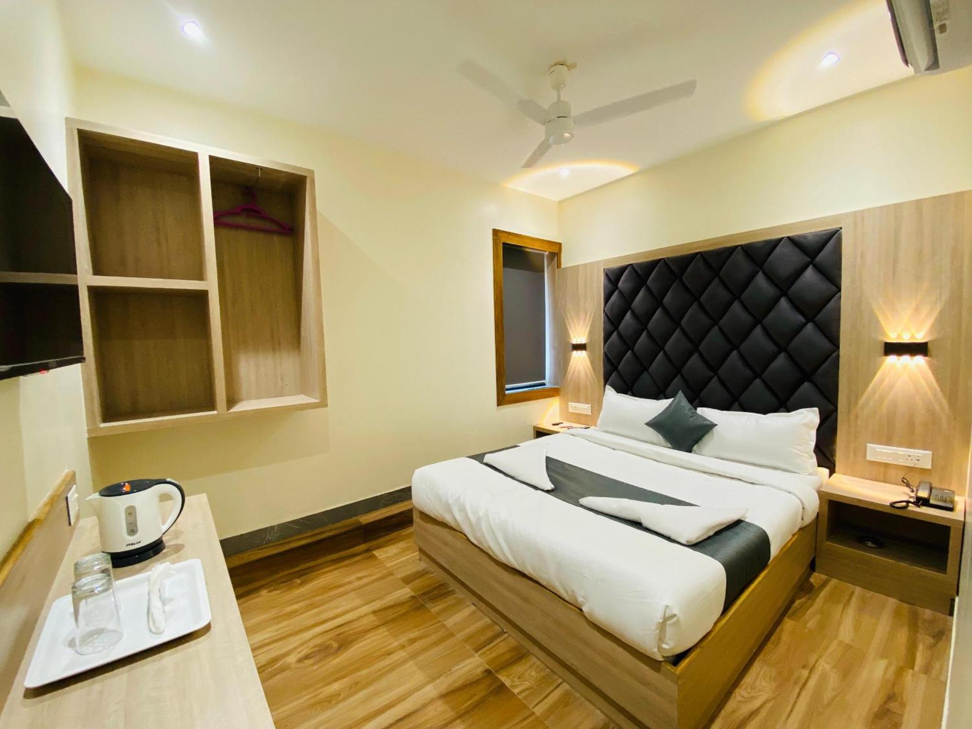 Glitz Riza - Nr Nesco Exhibition Centre Goregaon *