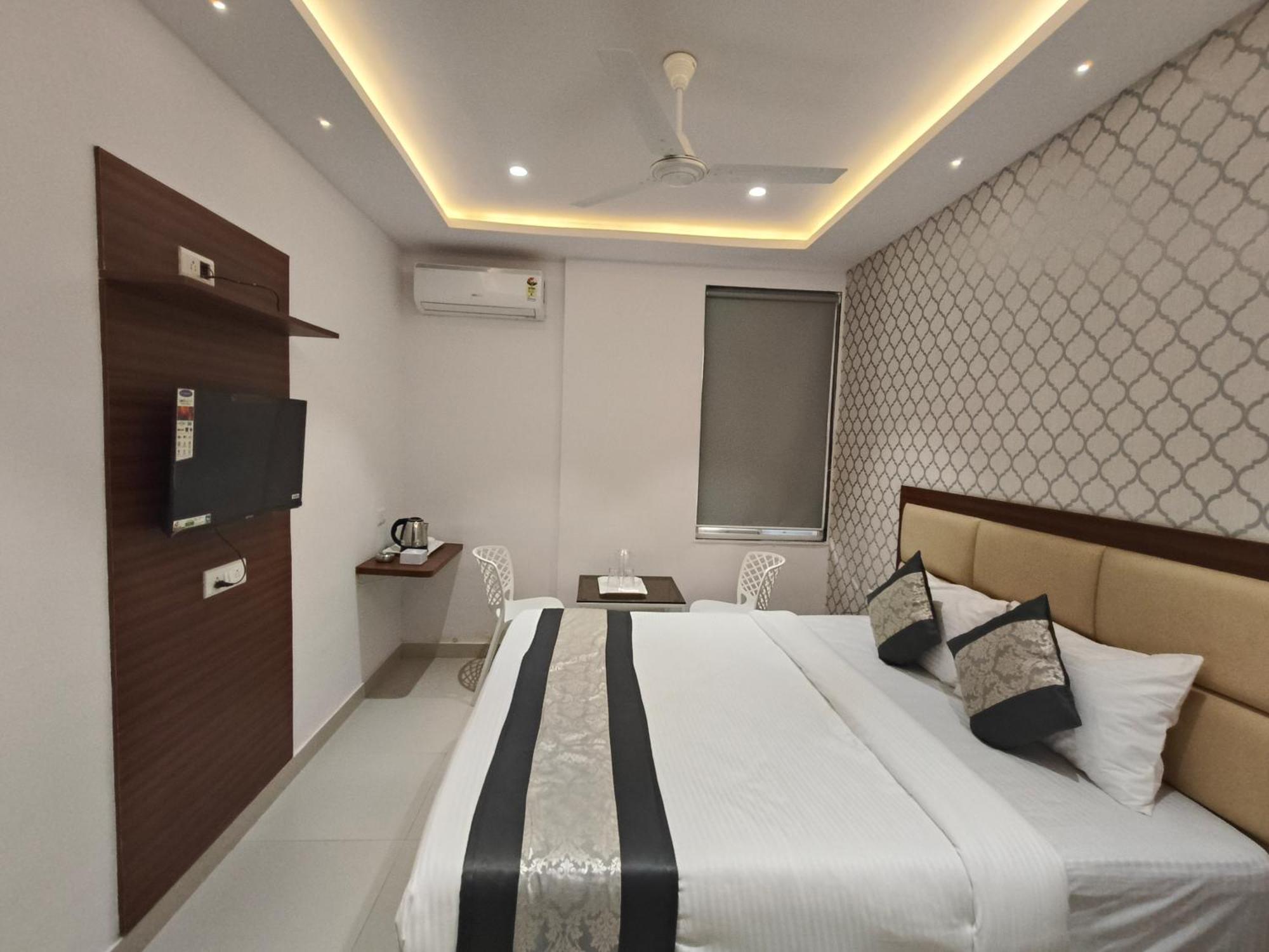 Morya Residency Parel 2*