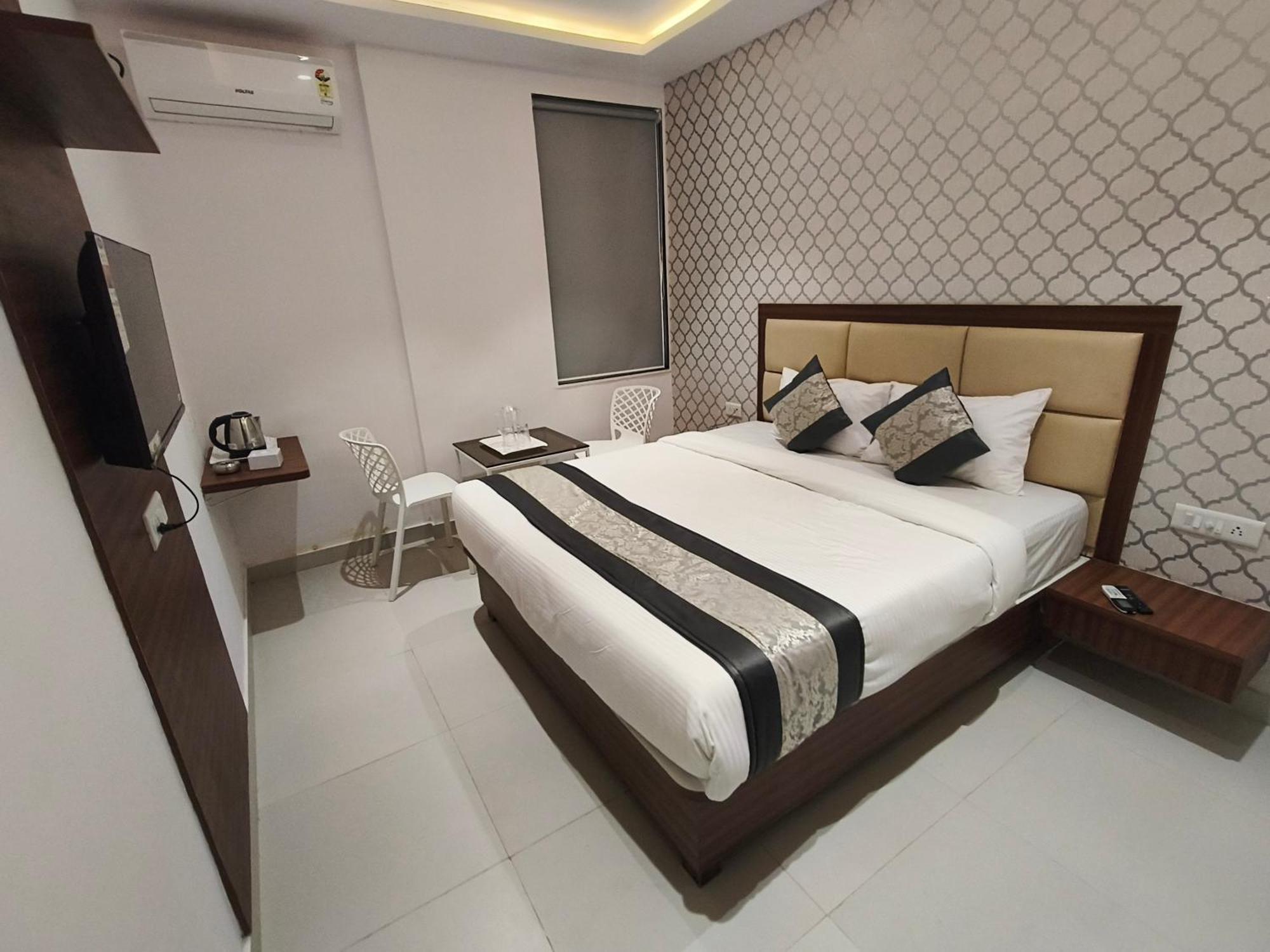 Morya Residency Parel Hotel