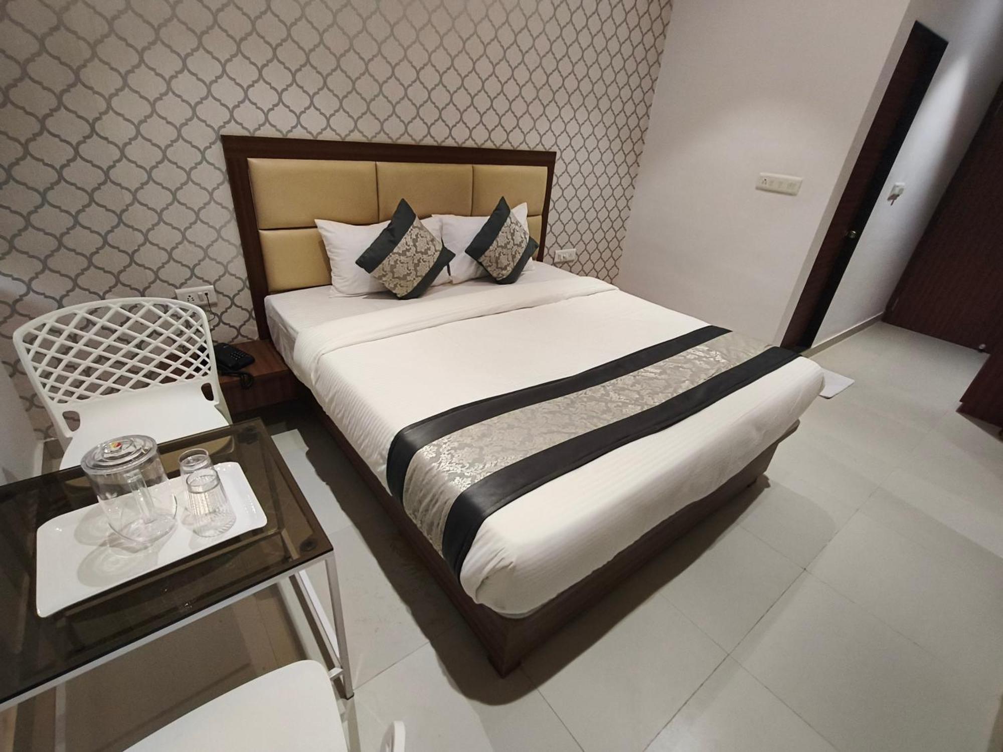 Morya Residency Parel 2*