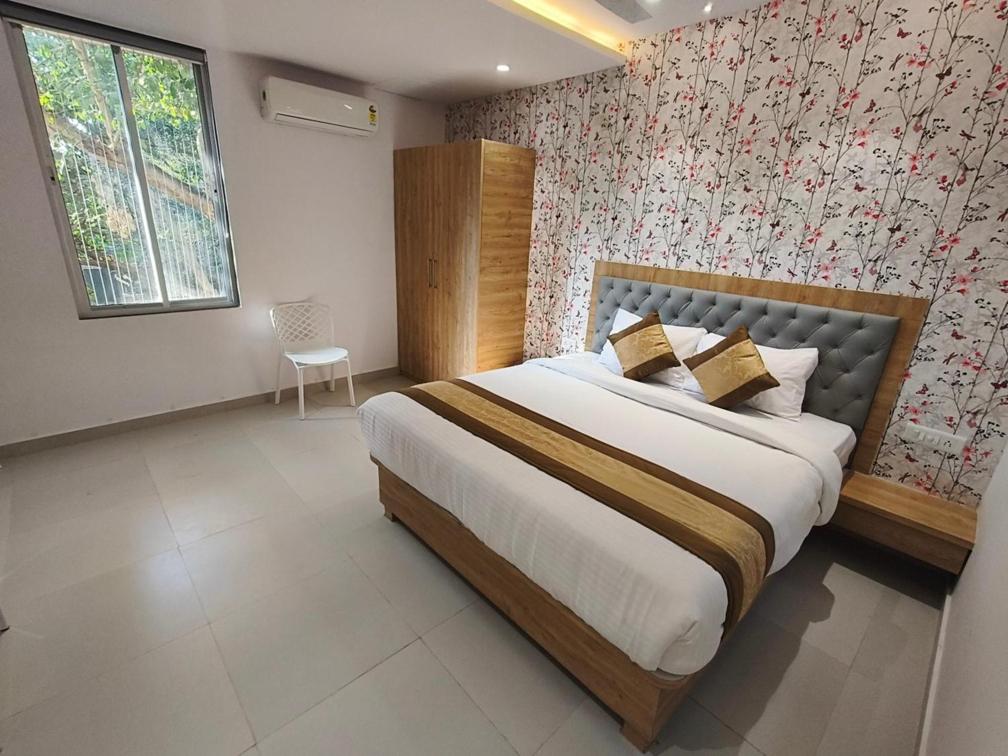 Morya Residency Parel 2*
