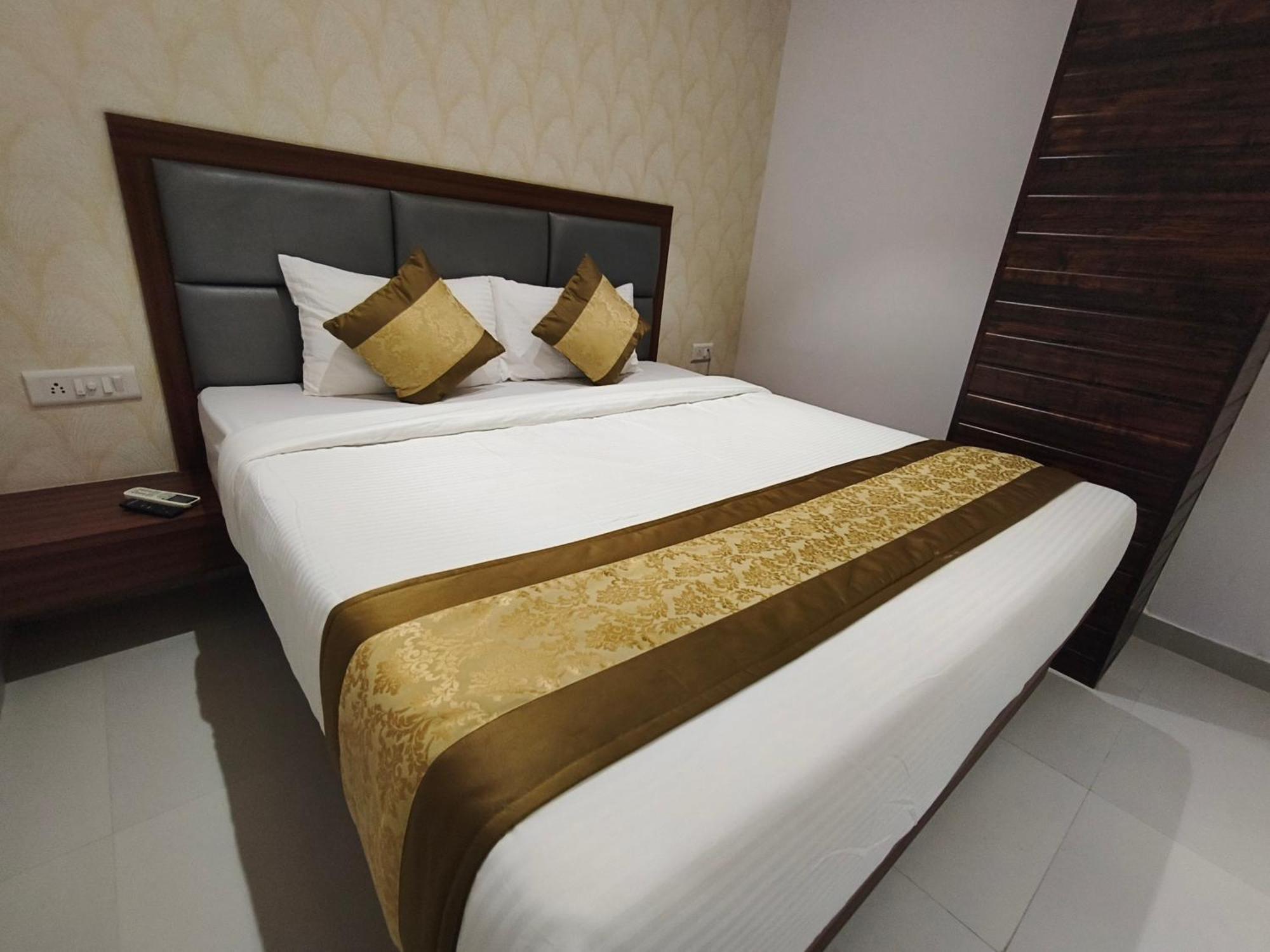 Morya Residency Parel 2*