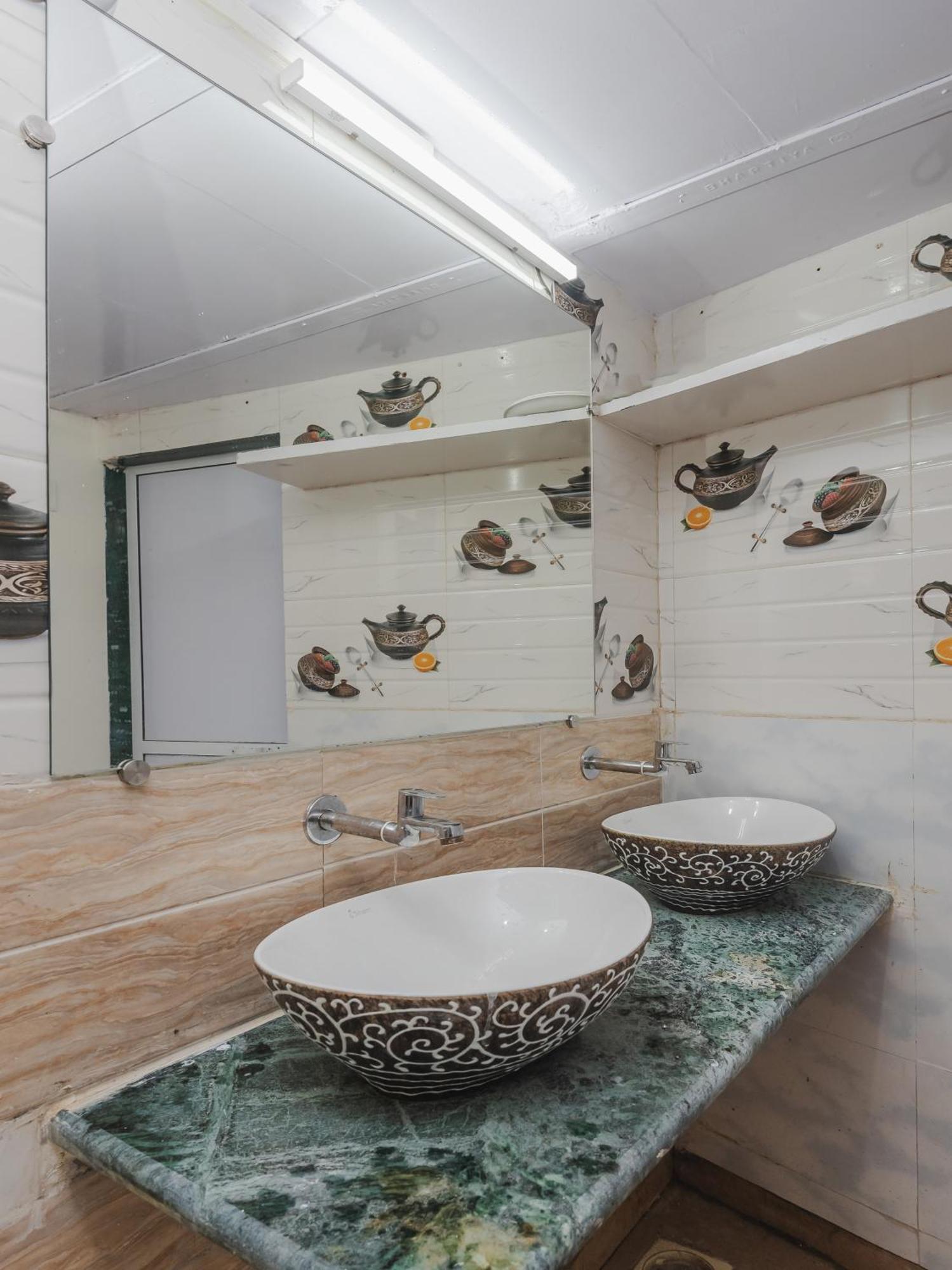 Capsule hotel Sahara Stay-near Nesco Exhibition Centre *