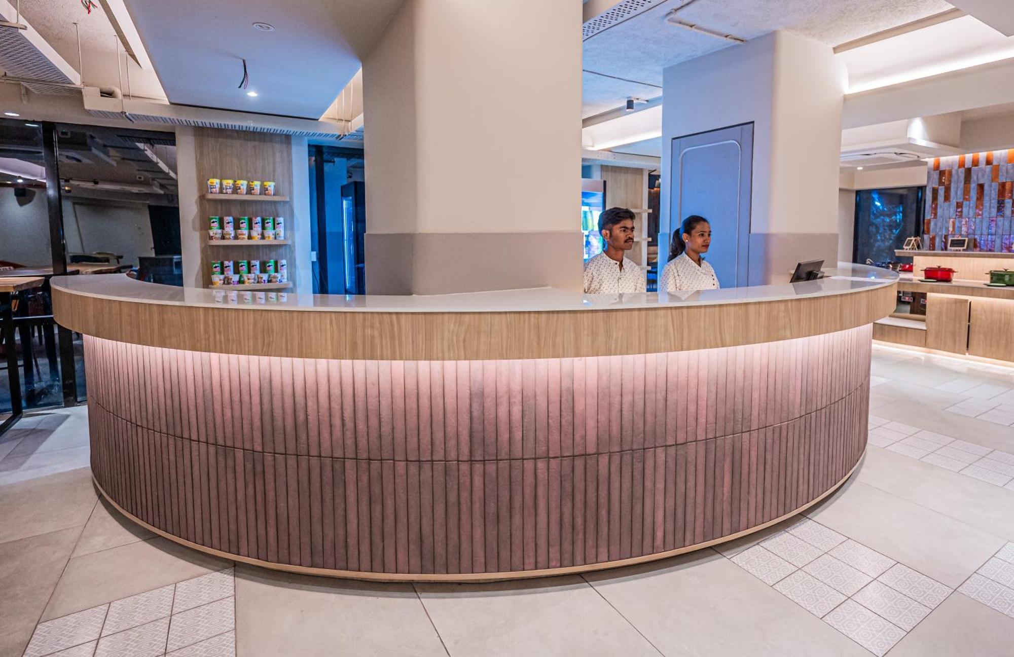 Hotel Indie International Airport 4*
