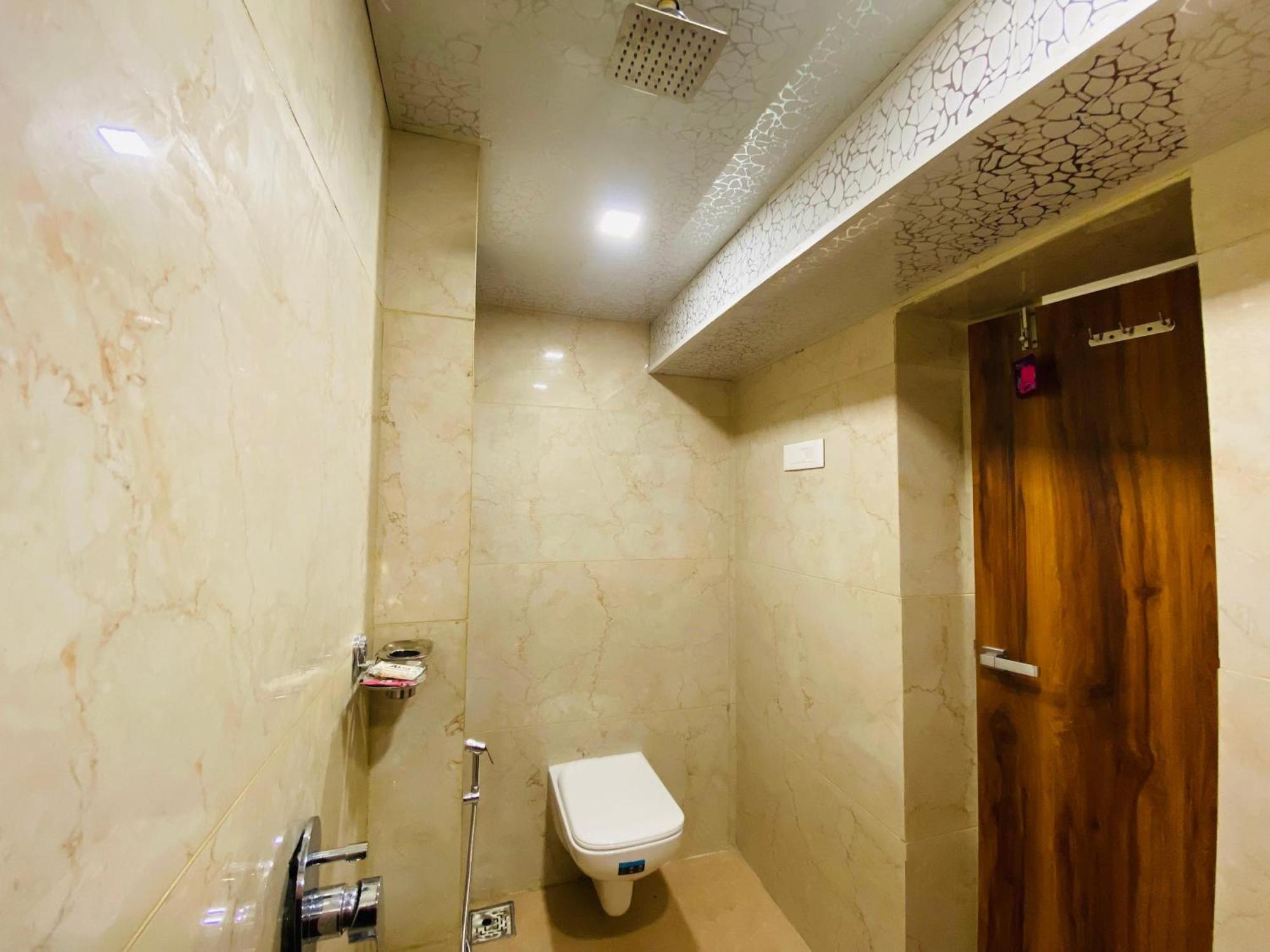 Avk-near Kokilaben Hospital & Versova Beach- With Kitchen 3*