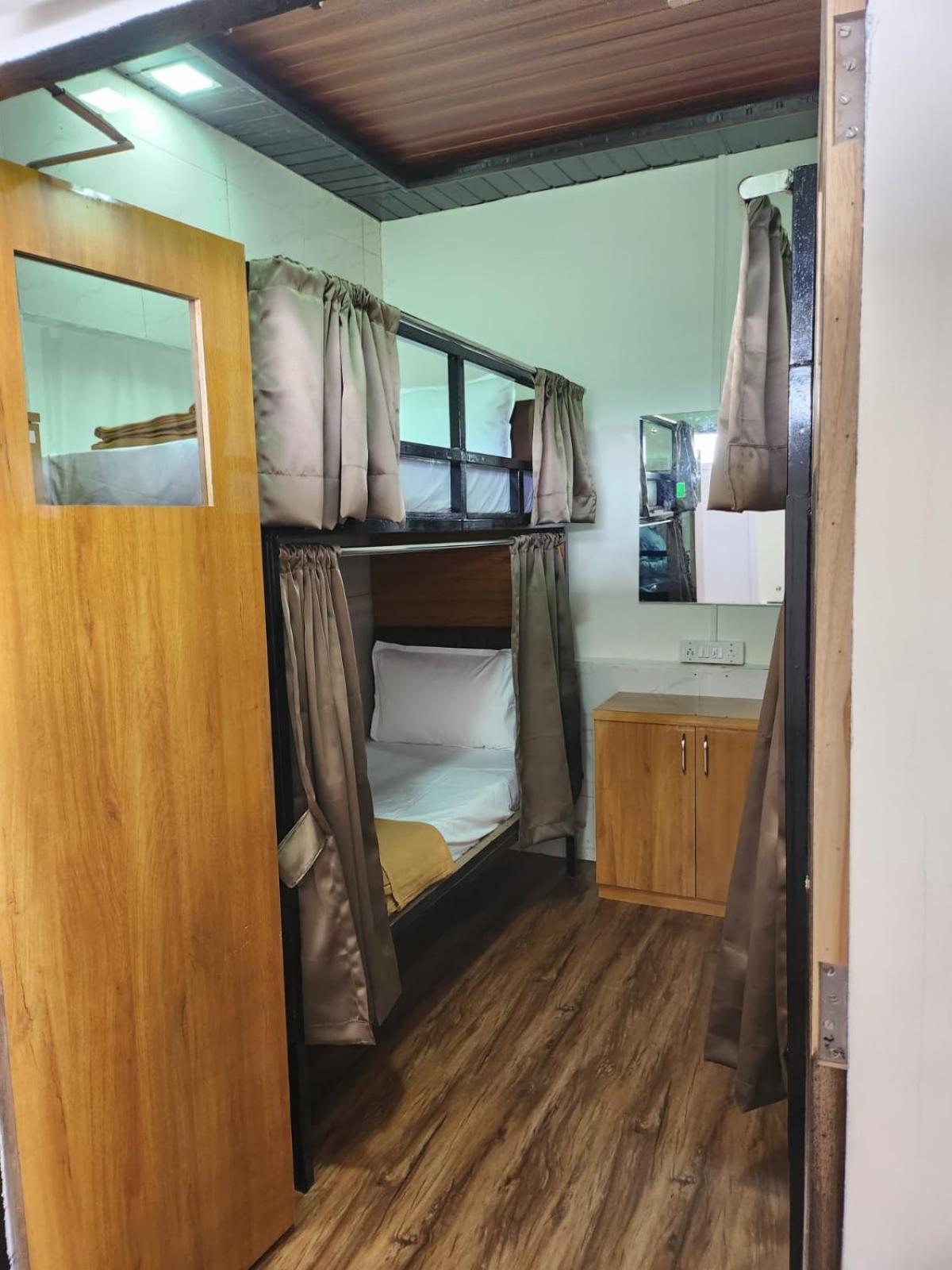 Capsule hotel Galaxy And Mumbai