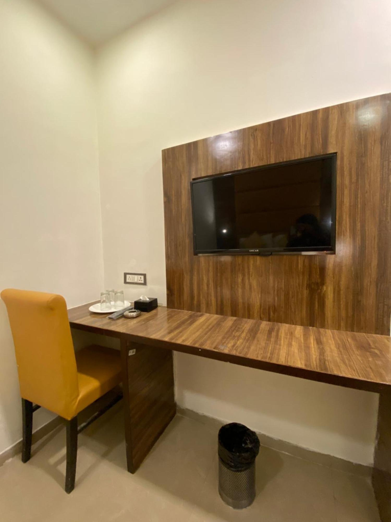 Hotel Blue Wellington - Near Airport Mumbai
