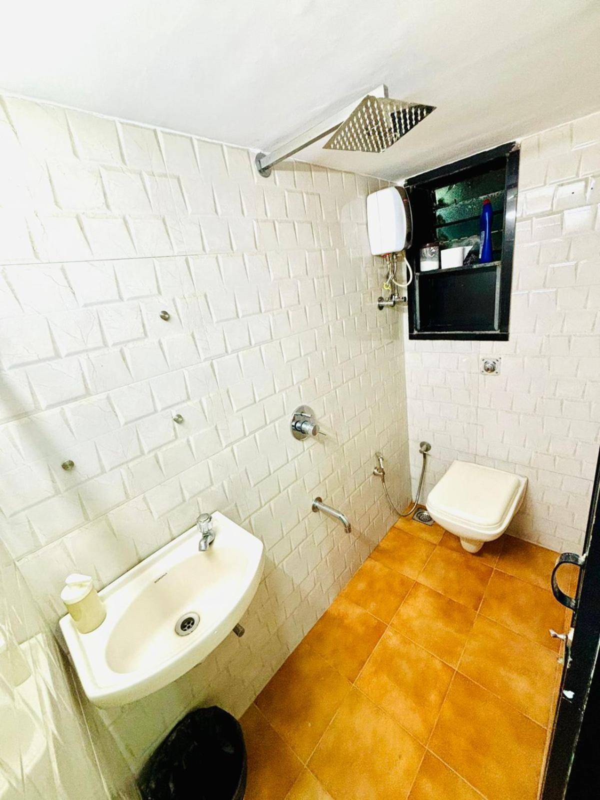 Cozy 1 Bhk Prime Location On Linking Road, Bandra