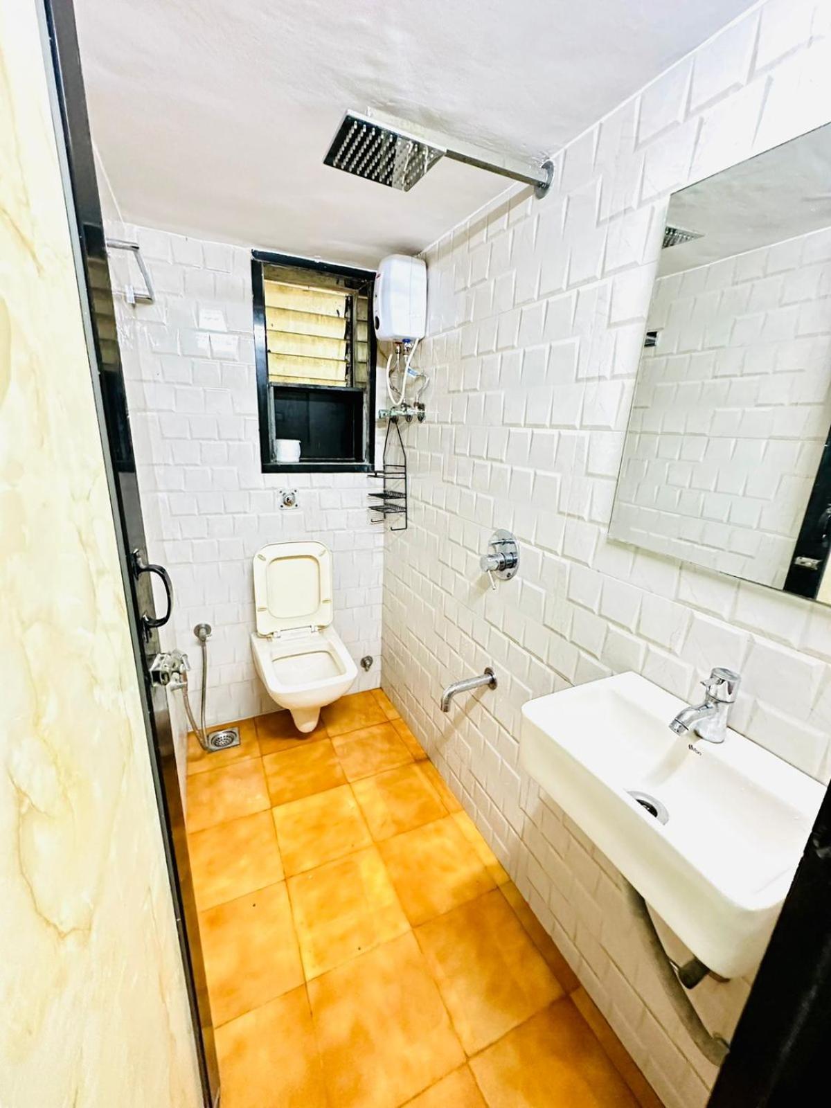 Apartment Cozy 1 Bhk Prime Location On Linking Road, Bandra