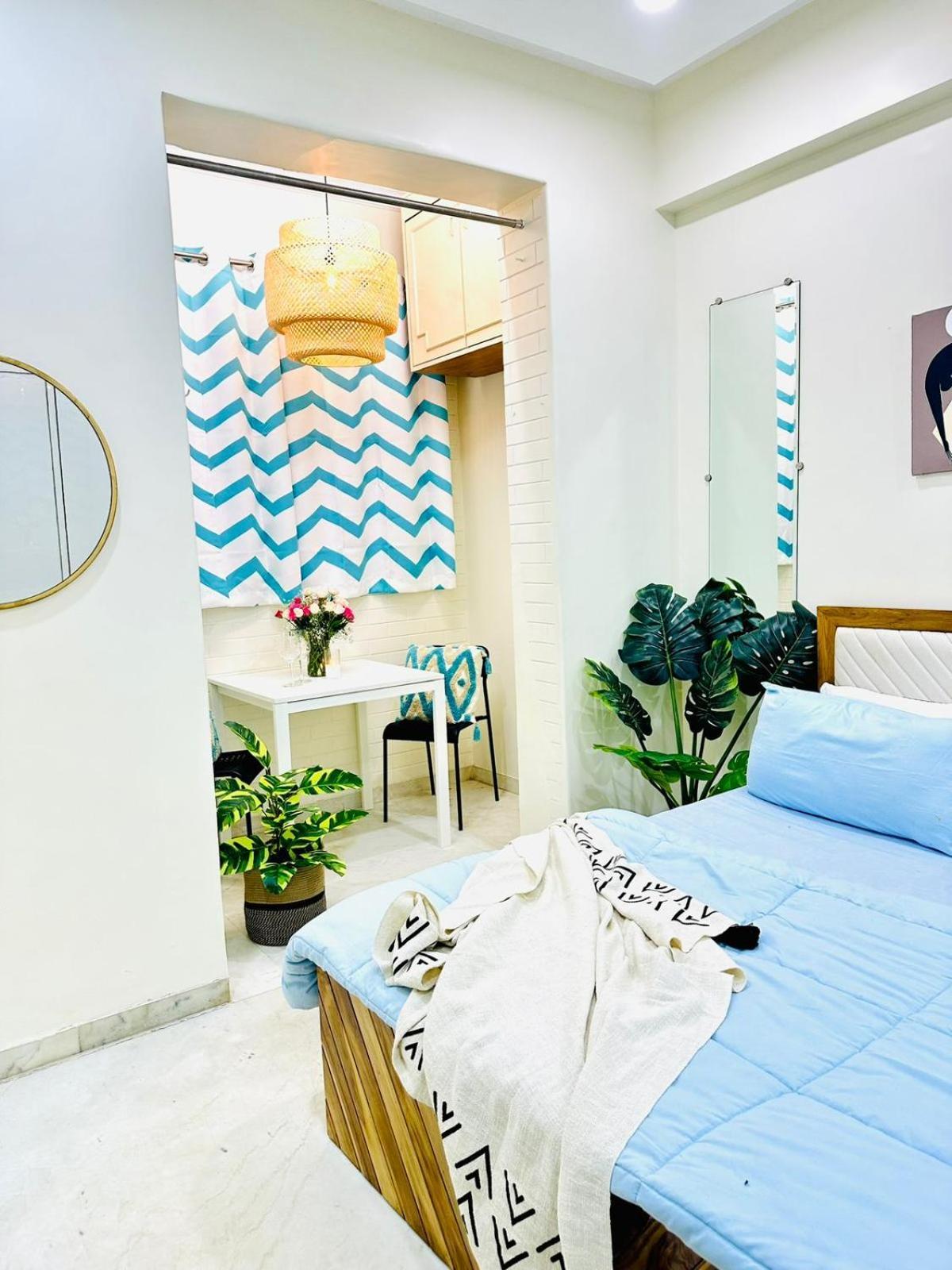 Cozy 1 Bhk Prime Location On Linking Road, Bandra *
