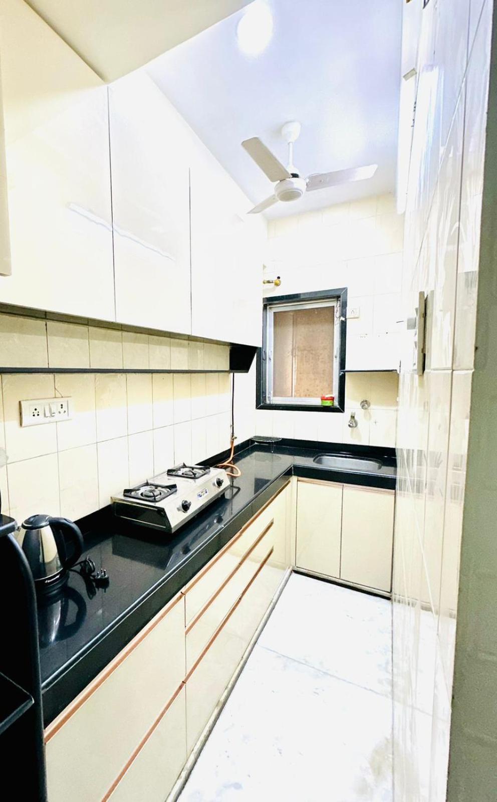 Apartment Cozy 1 Bhk Prime Location On Linking Road, Bandra *