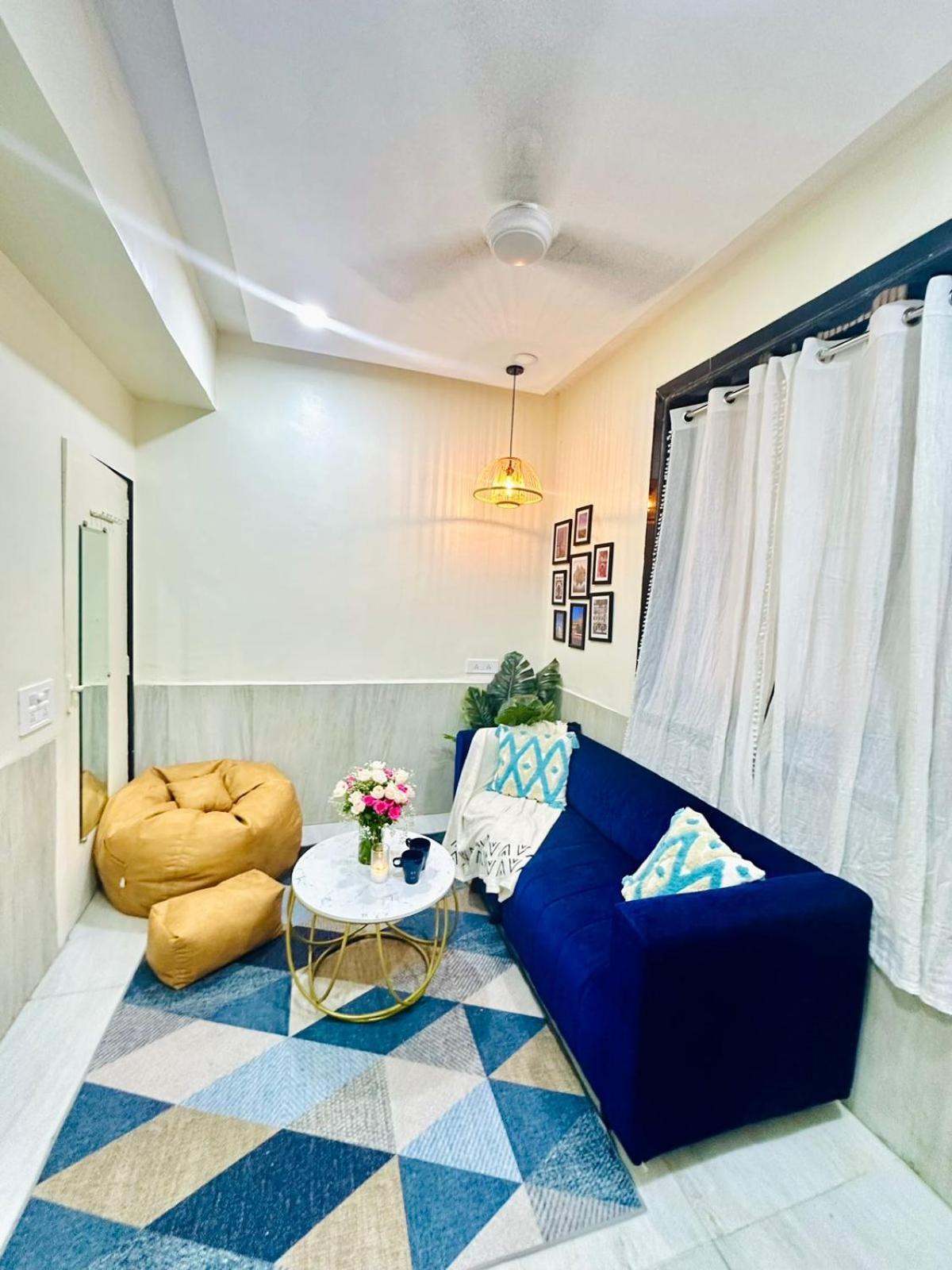 Cozy 1 Bhk Prime Location On Linking Road, Bandra