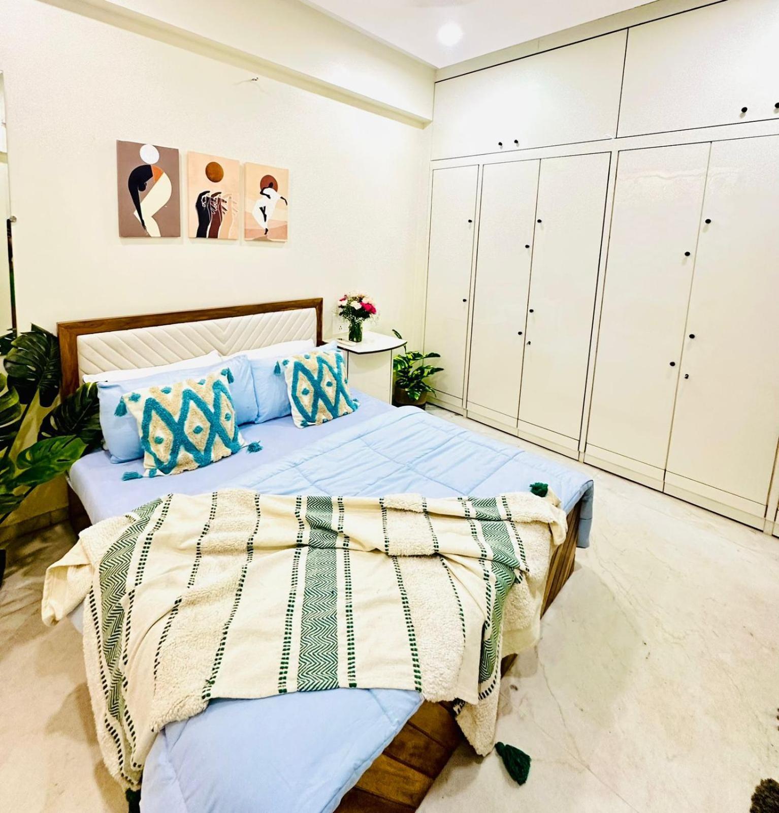 Apartment Cozy 1 Bhk Prime Location On Linking Road, Bandra