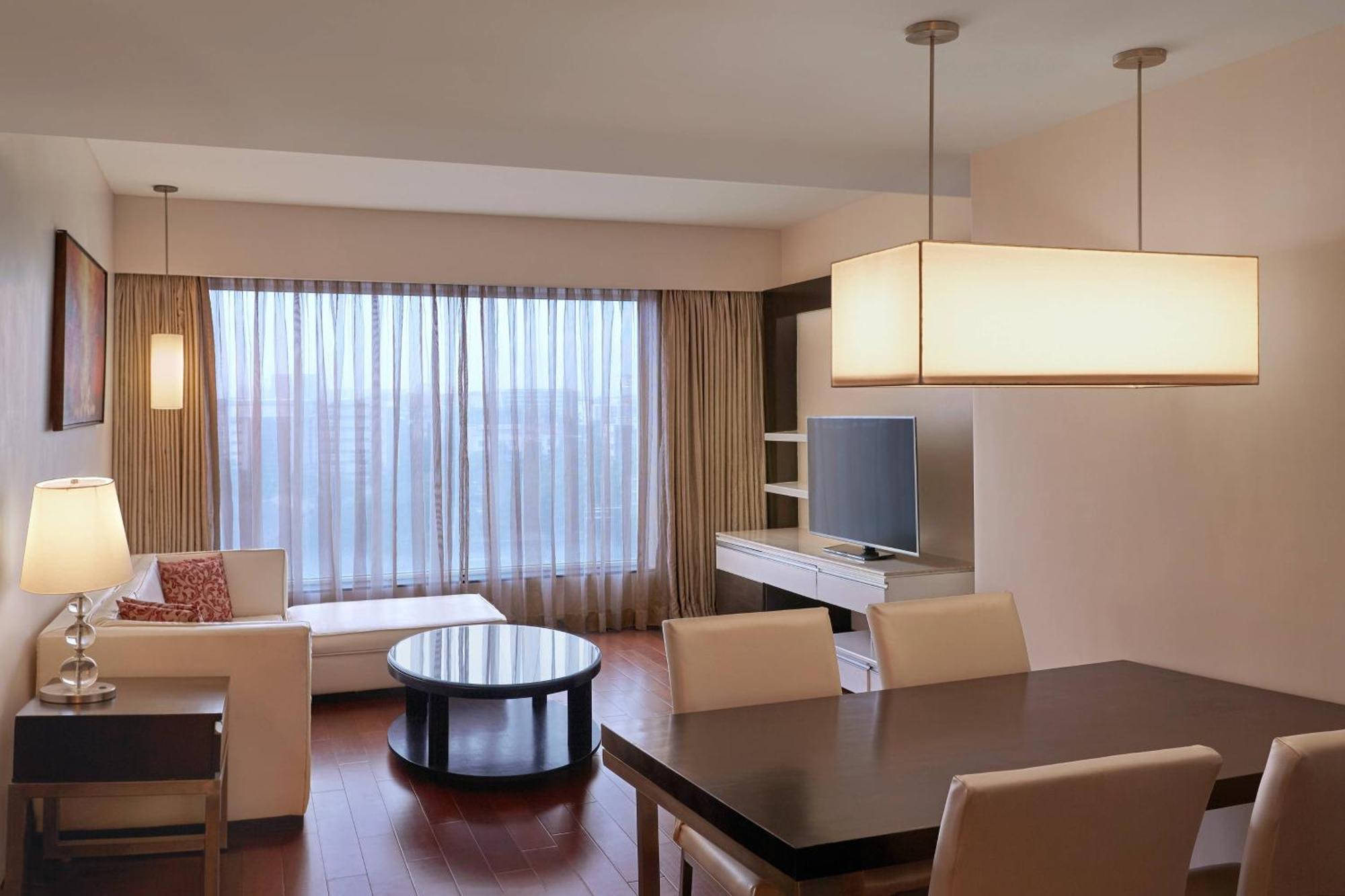 Courtyard By Marriott International Airport