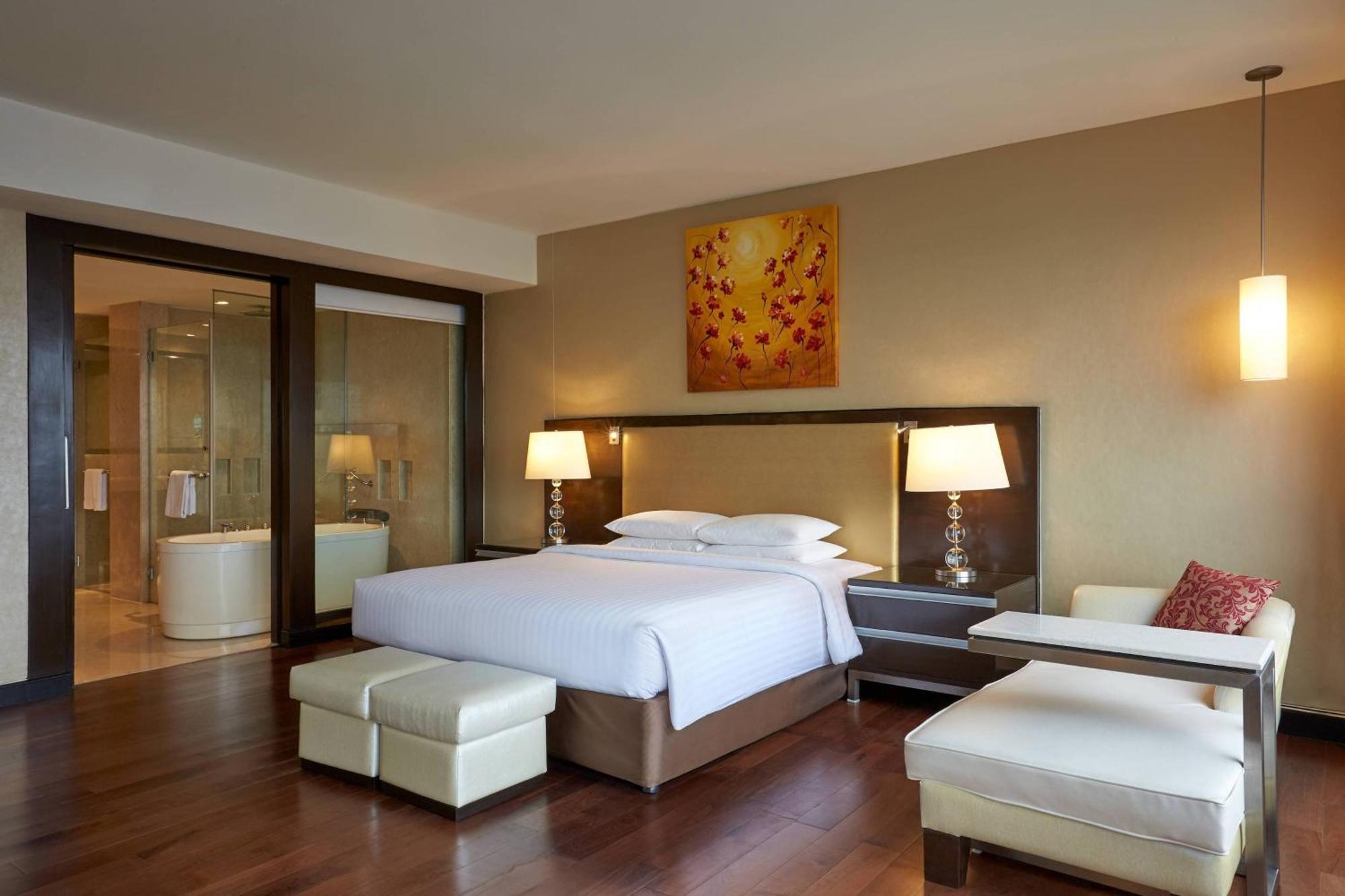 Hotel Courtyard By Marriott International Airport