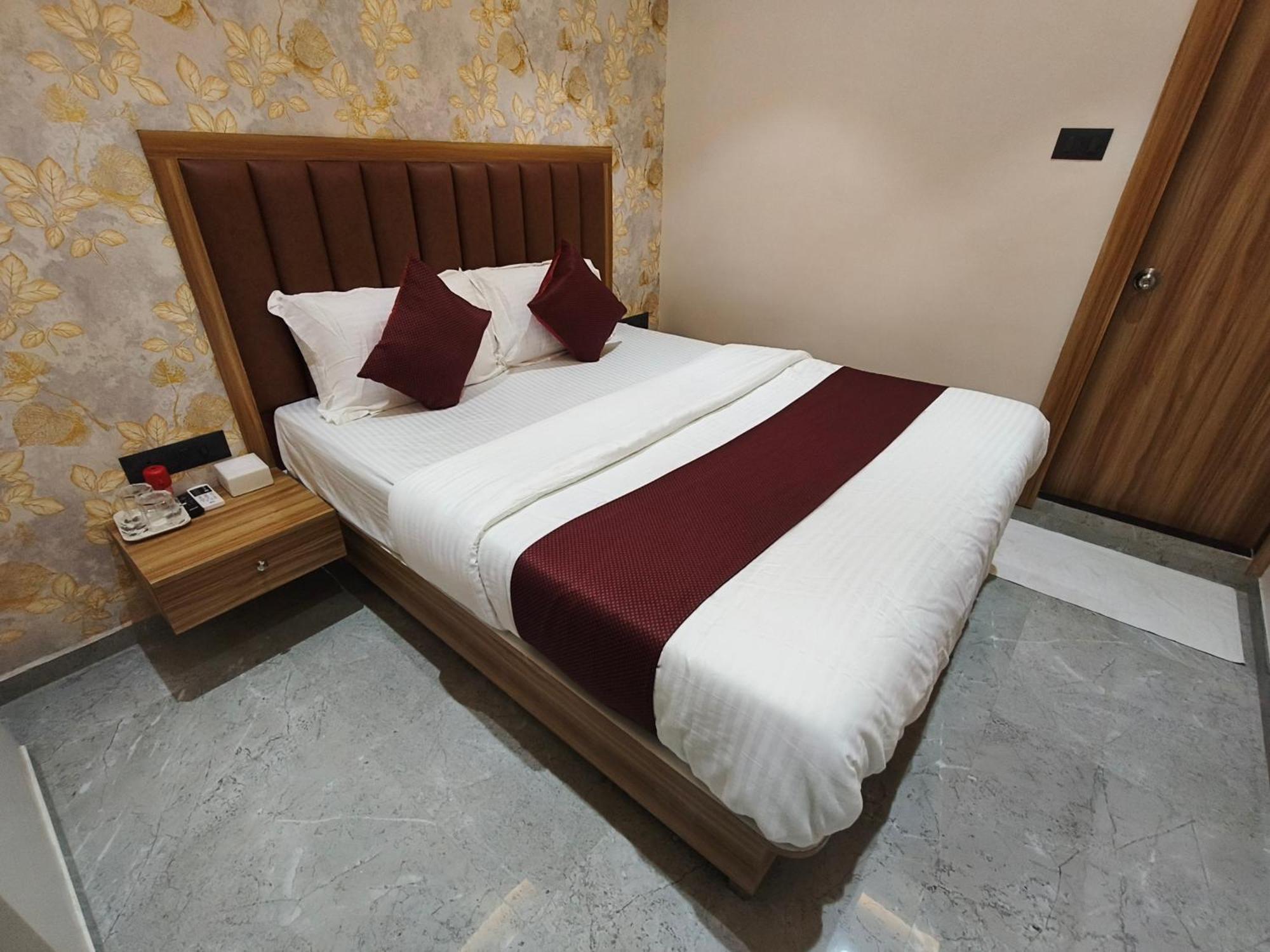 Golden Tree Hotel 2*