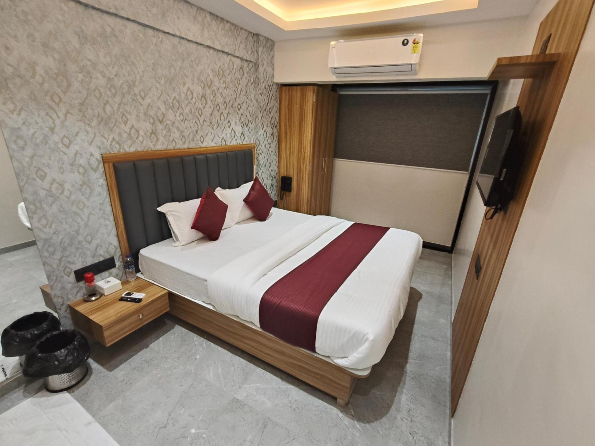 Golden Tree Hotel 2*