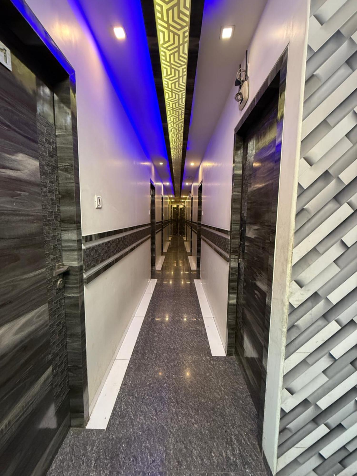 M E R I T O N T-2 Hotel Bombaim