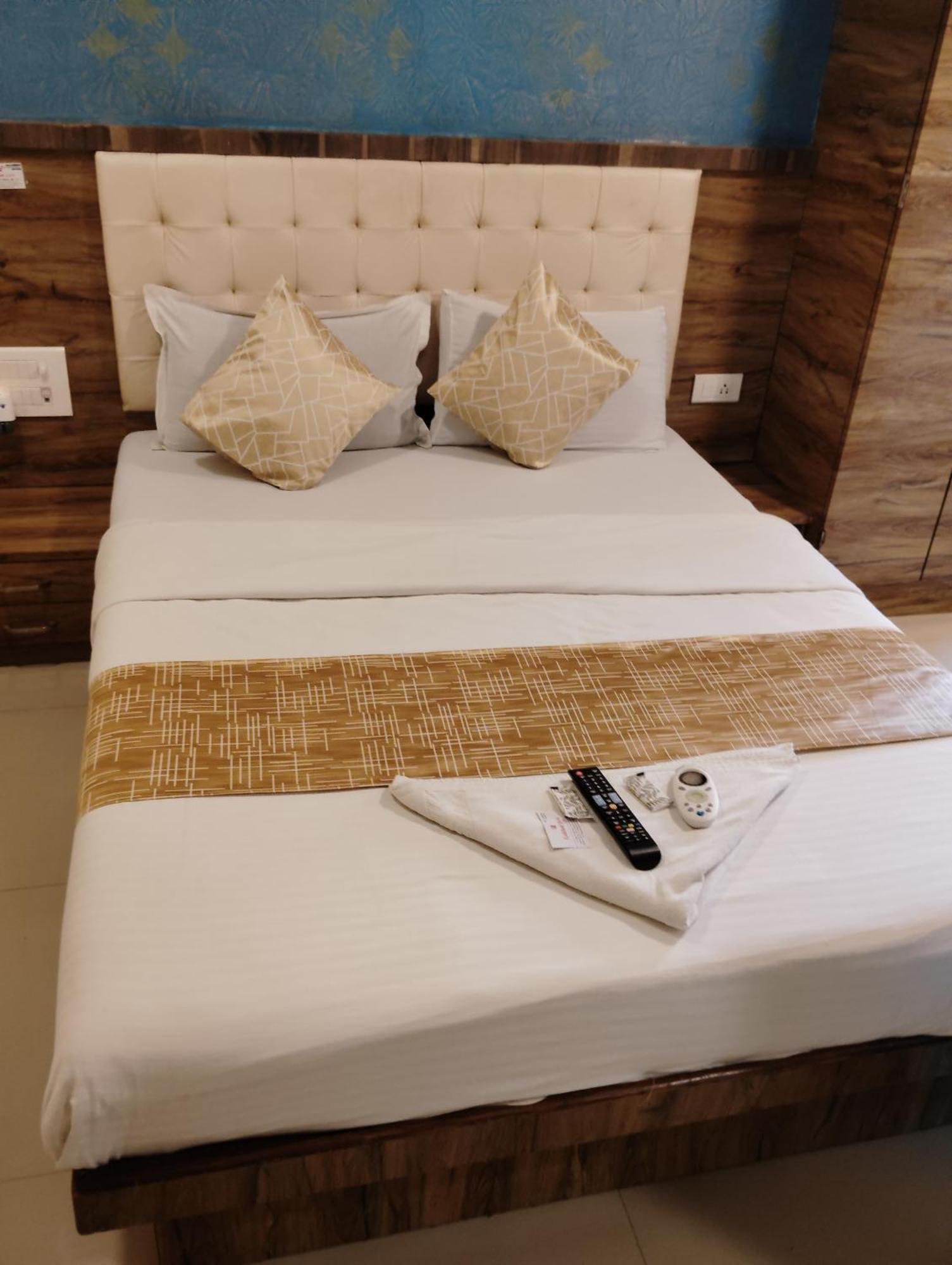 Hotel Crystal Park Near Nesco Exhibition Center *