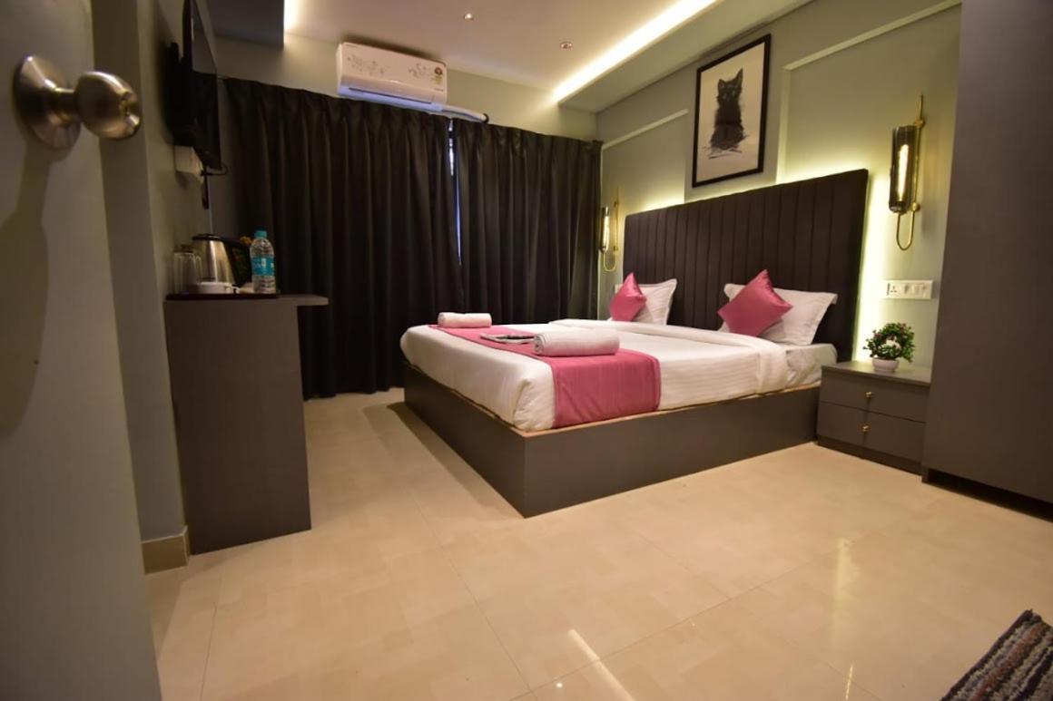 Dhanvantari Luxury Near Kokilaben Dhirubhai Ambani Hospital Hotel