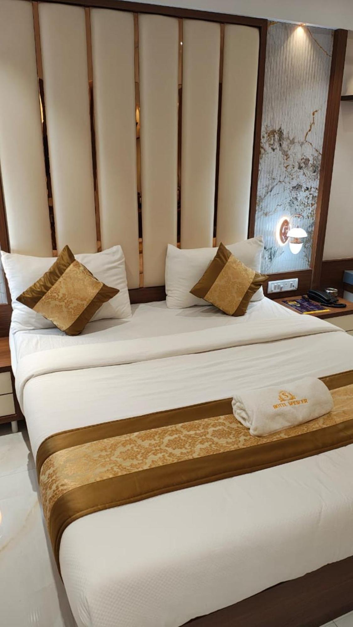 Crystal Castle Goregaon West Link Road, Hotel Mumbai