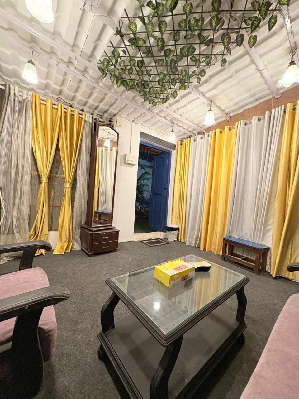 Apartment Independent Garden Cottage-bandra-carter Road