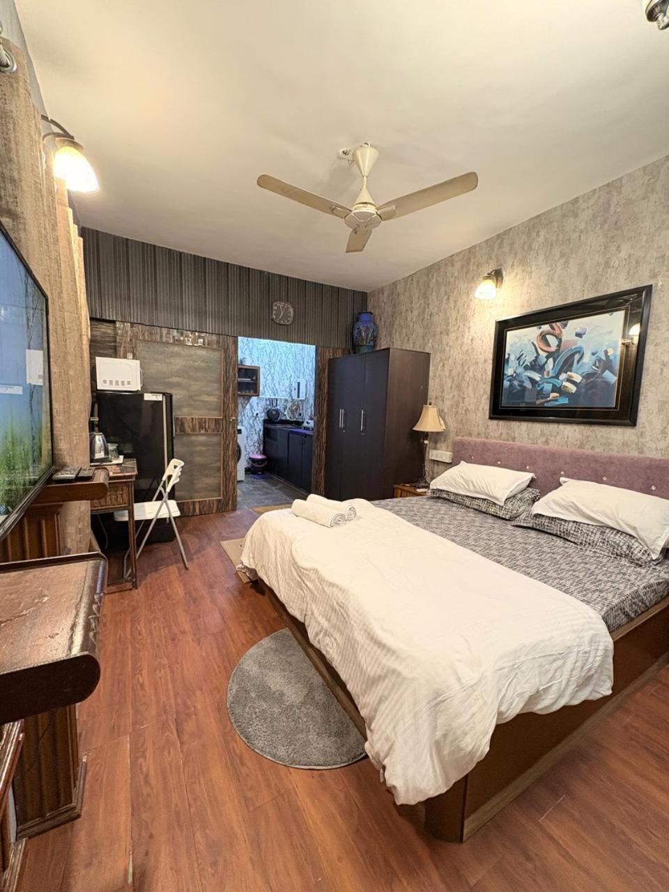 Apartment Independent Garden Cottage-bandra-carter Road Mumbai