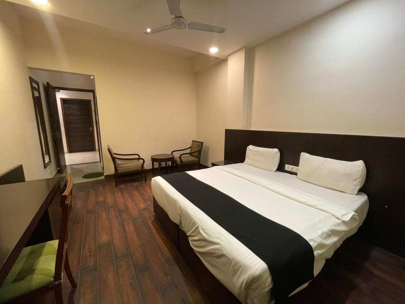 Hotel Aksa Near Juhu 3*