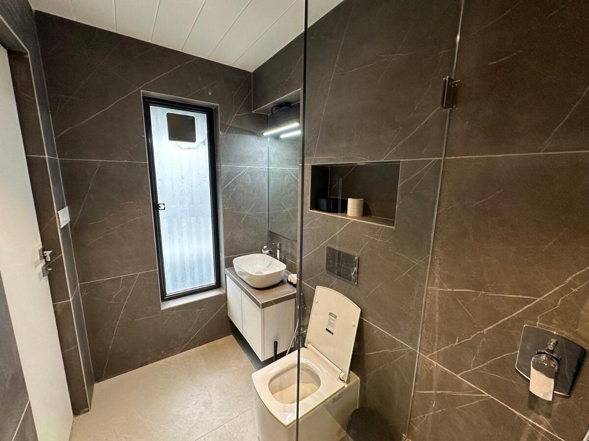 Luxurious 2 Bhk & Workspace On Juhu Tara Road *