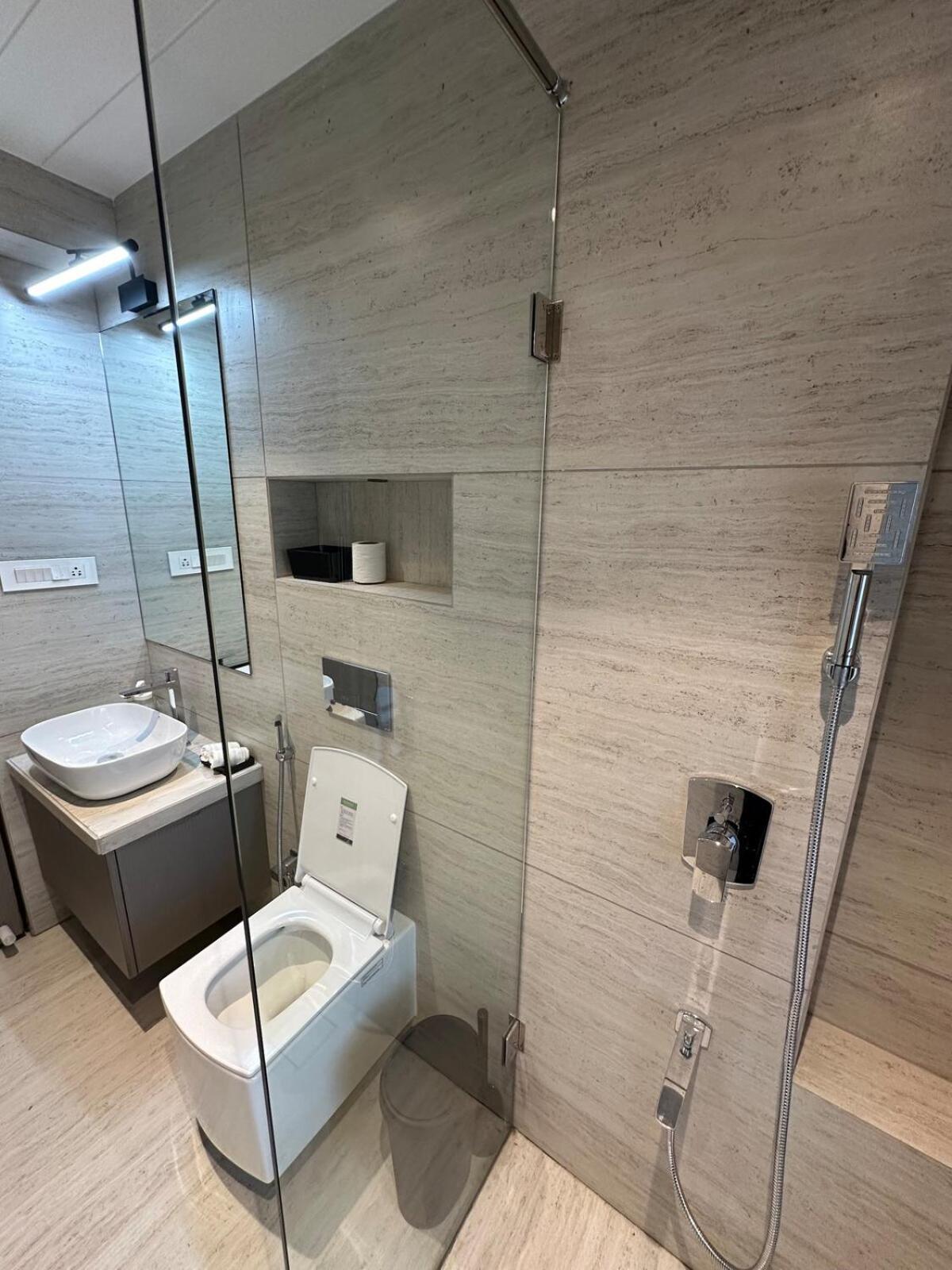 Apartment Luxurious 2 Bhk & Workspace On Juhu Tara Road