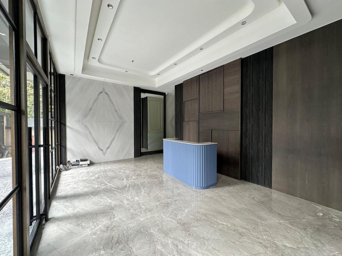 Luxurious 2 Bhk & Workspace On Juhu Tara Road Apartment