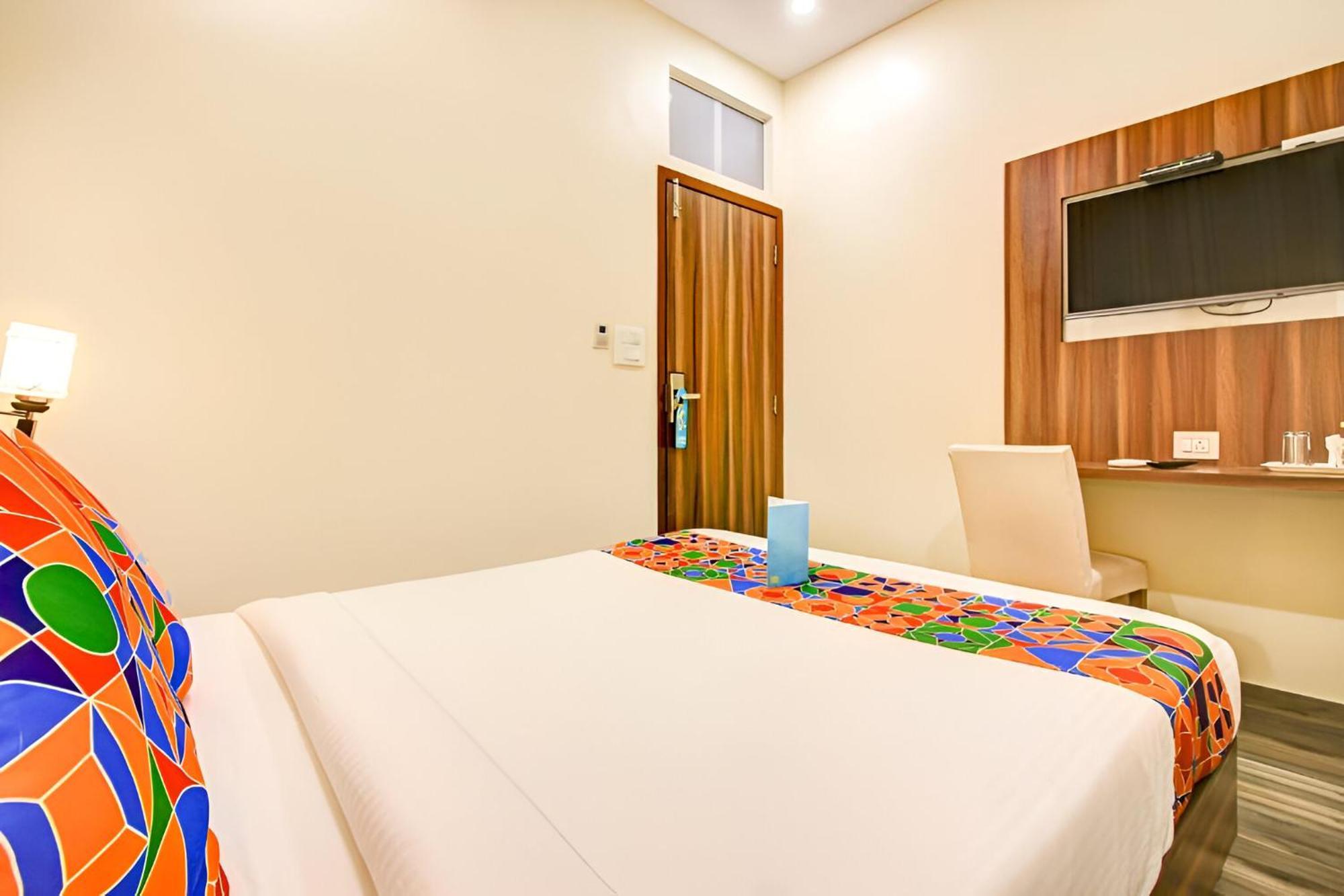 Glitz New Axis Internatinoal - Nr International Airport Guest house 4*