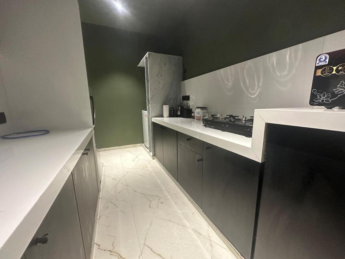 Plush Bandra West - Luxury 2bhk & Study *