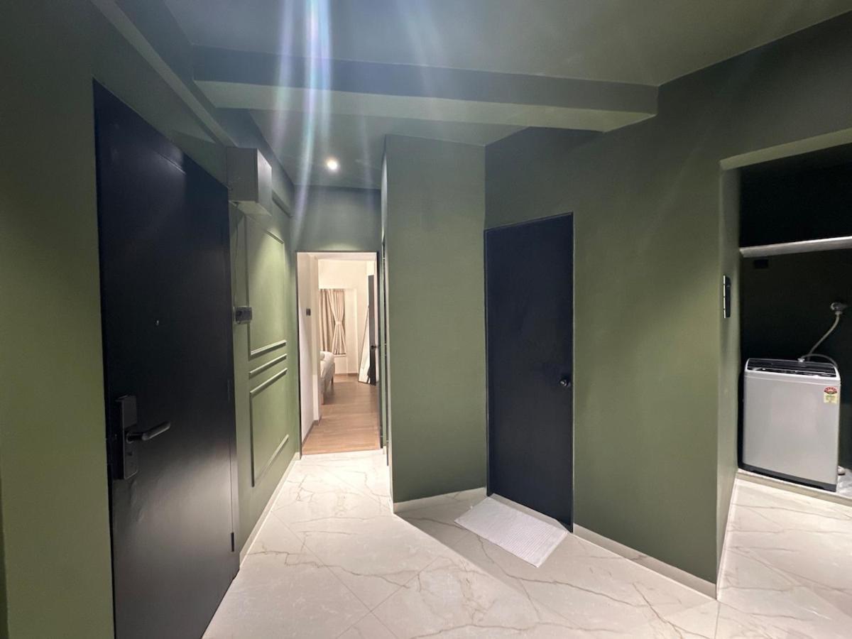 Plush Bandra West - Luxury 2bhk & Study Mumbai