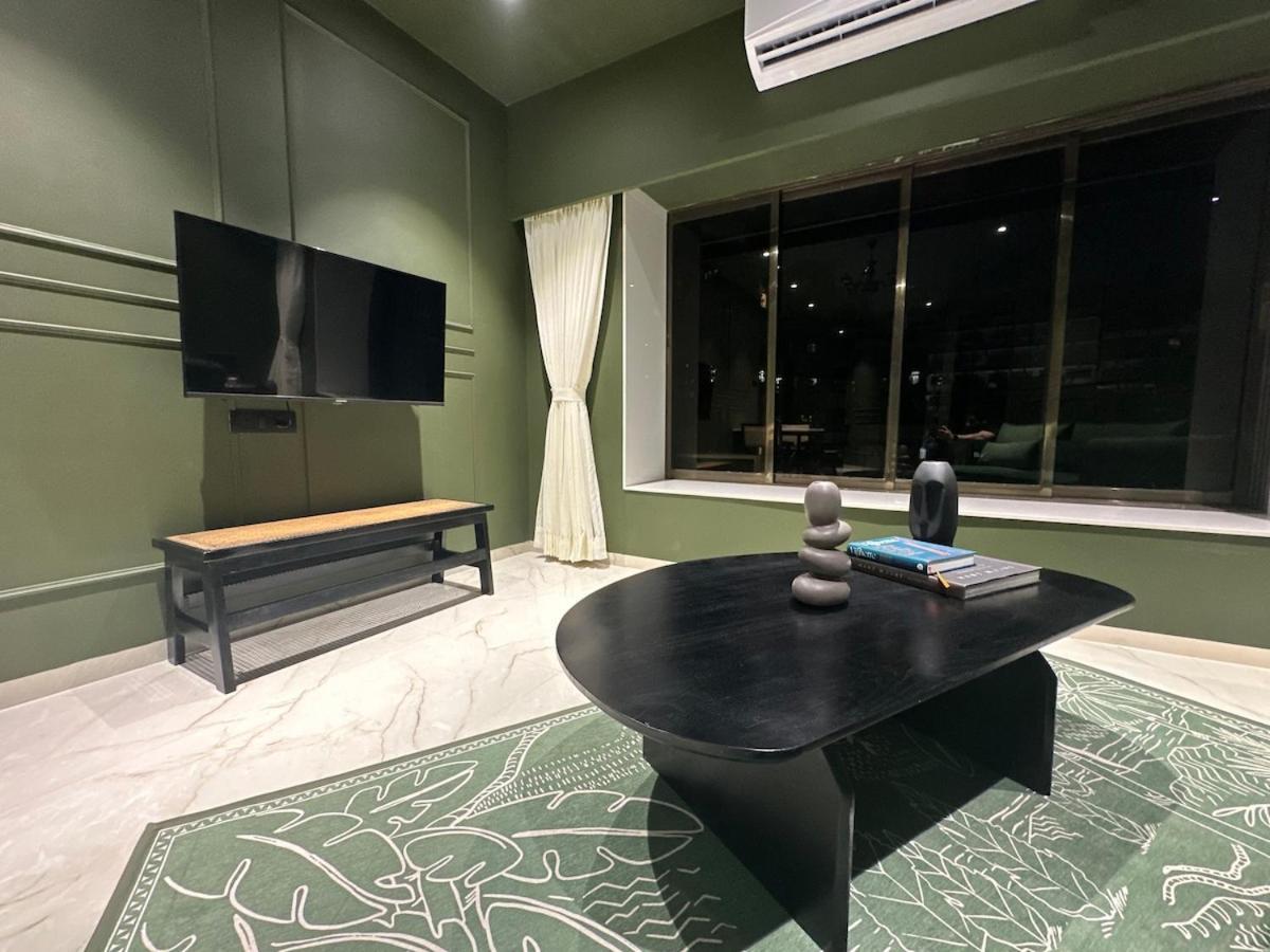 Plush Bandra West - Luxury 2bhk & Study