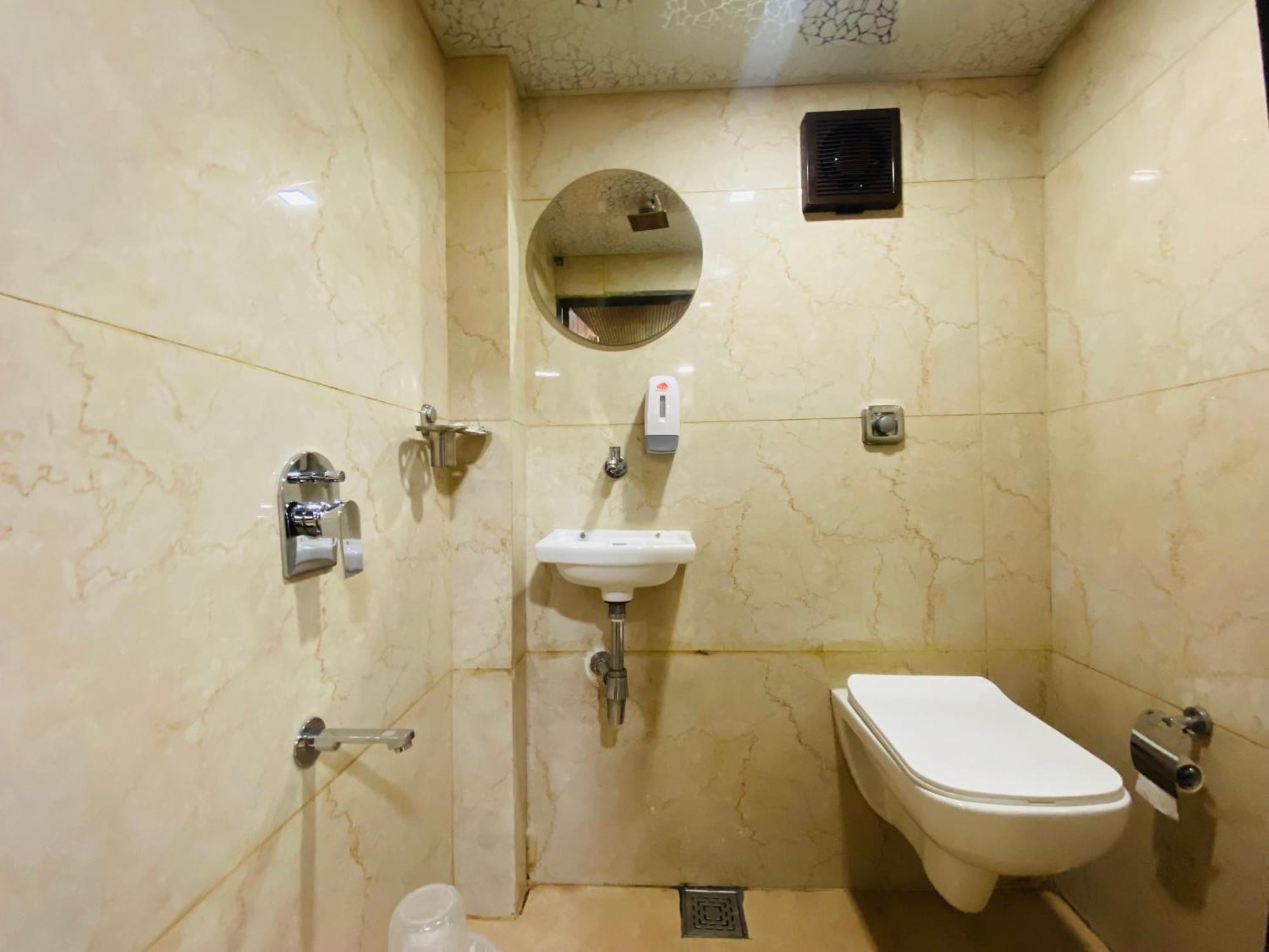Avk-near Kokilaben Hospital & Versova Beach- With Kitchen 3*