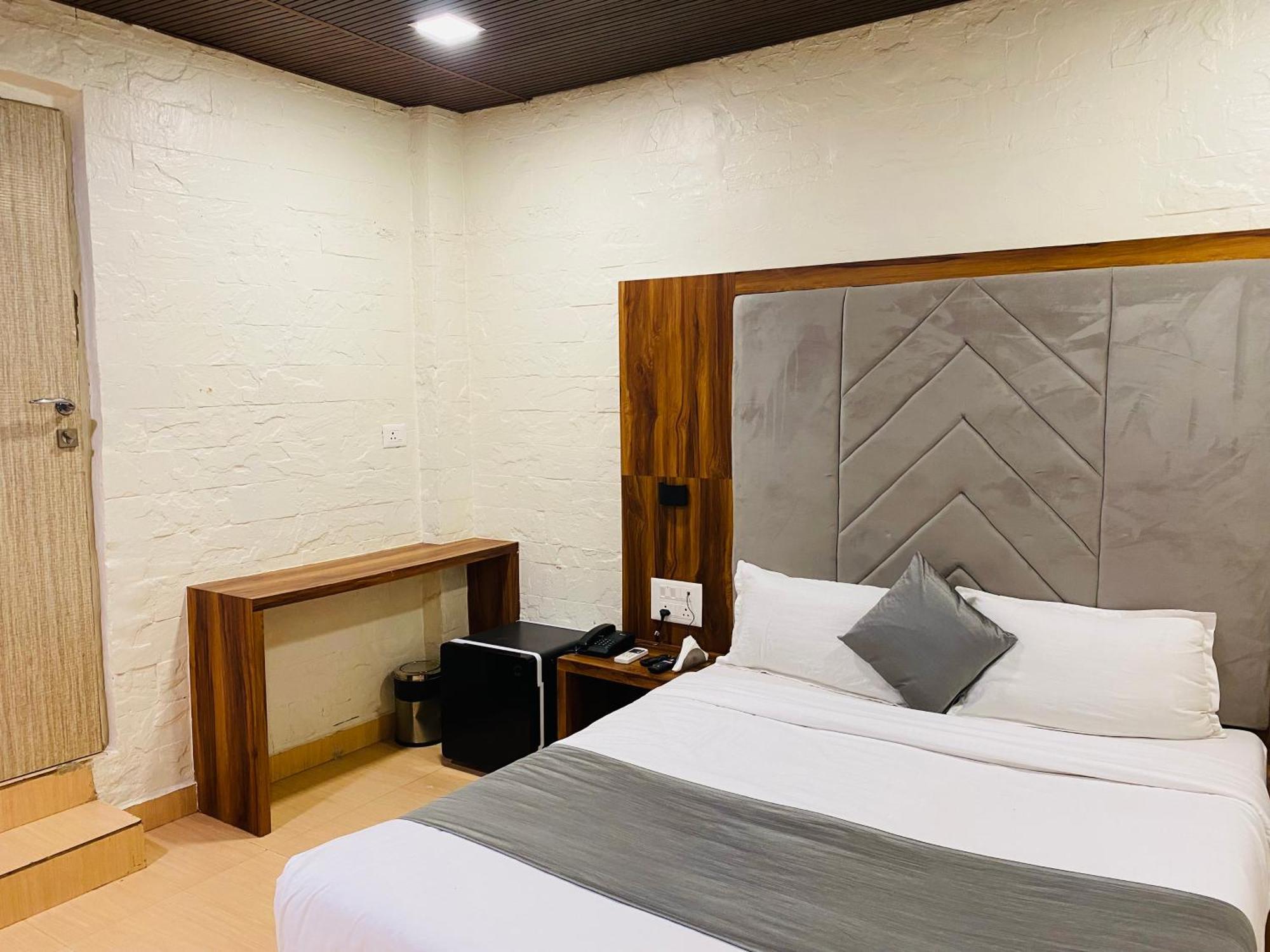 Hotel Avk-near Kokilaben Hospital & Versova Beach- With Kitchen 3*