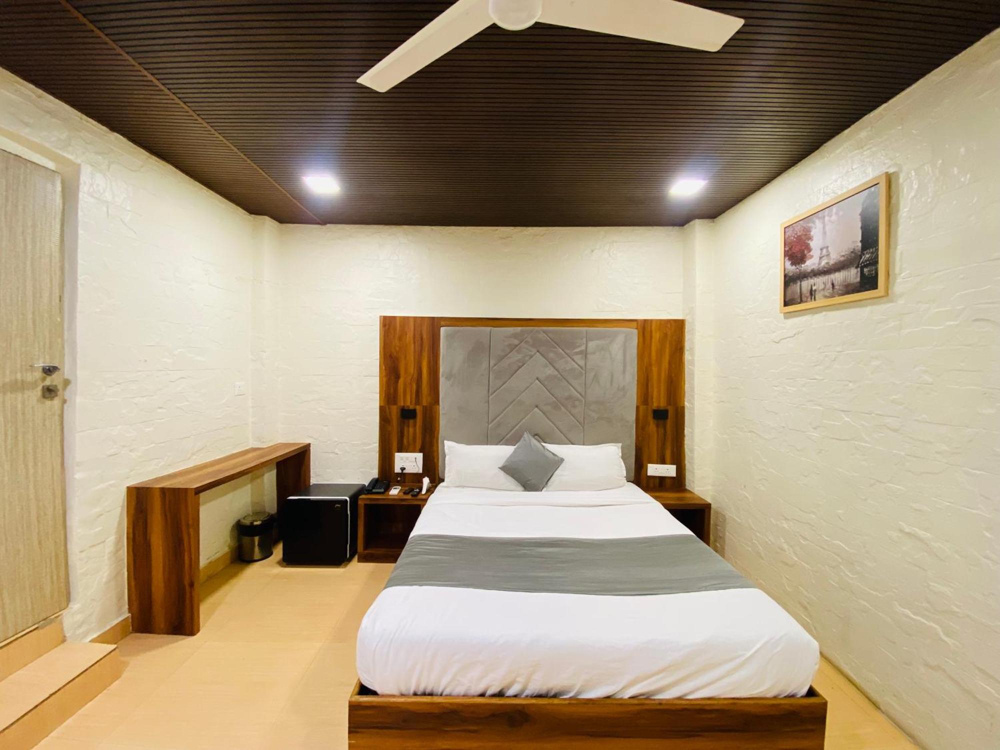 Avk-near Kokilaben Hospital & Versova Beach- With Kitchen Hotel Mumbai